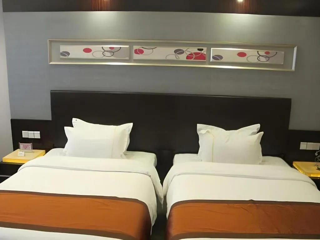 Bed in Aksu Pudong Holiday Hotel