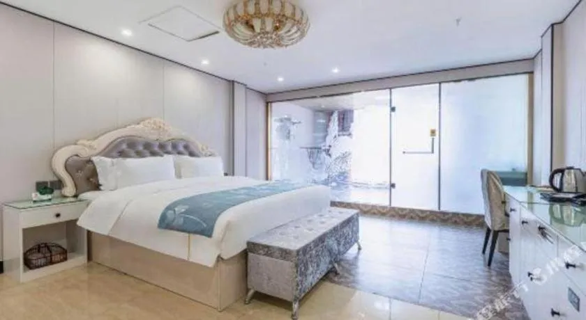 Bed in Aksu Pudong Holiday Hotel