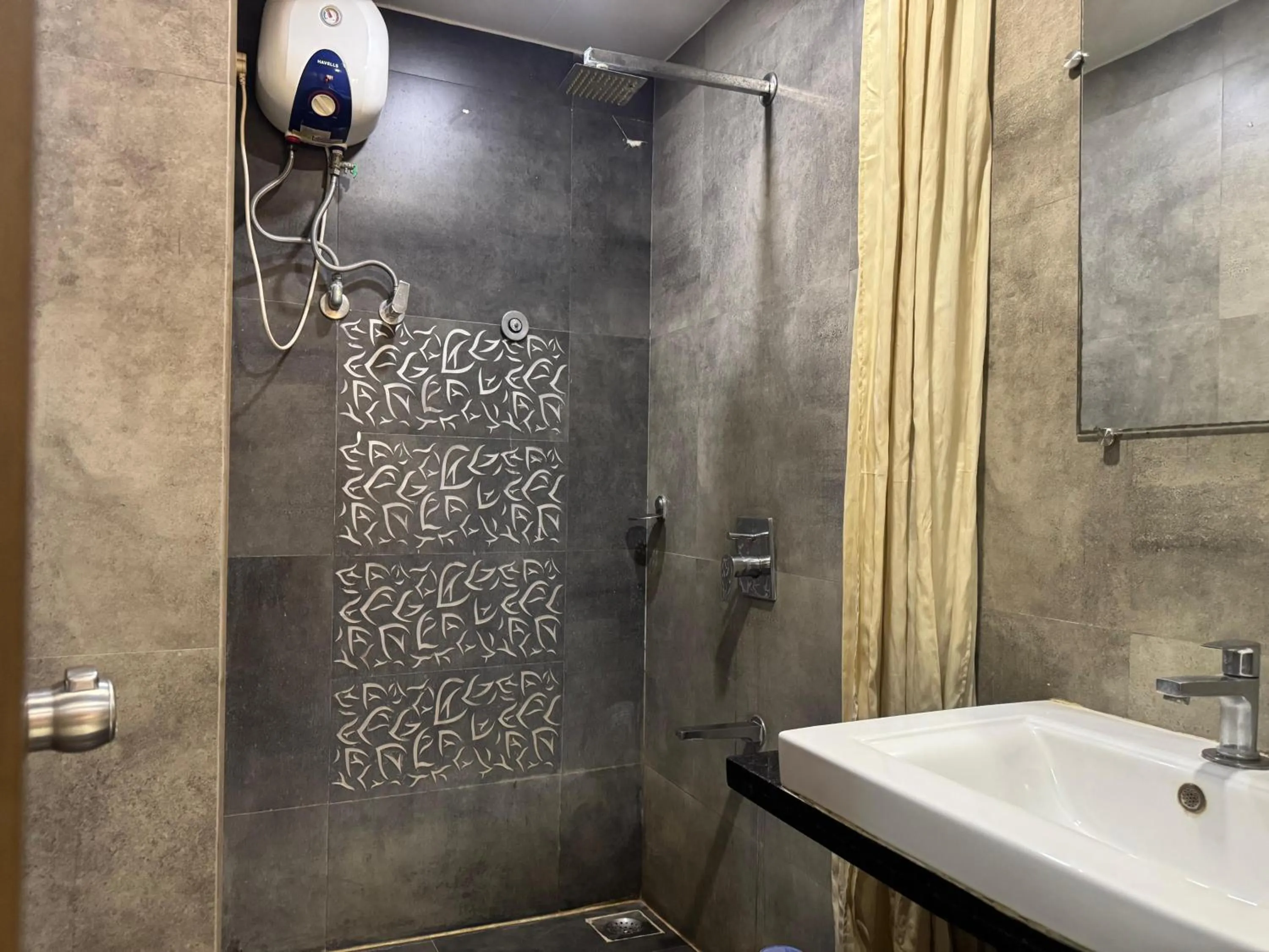 Shower in Hotel Kabir