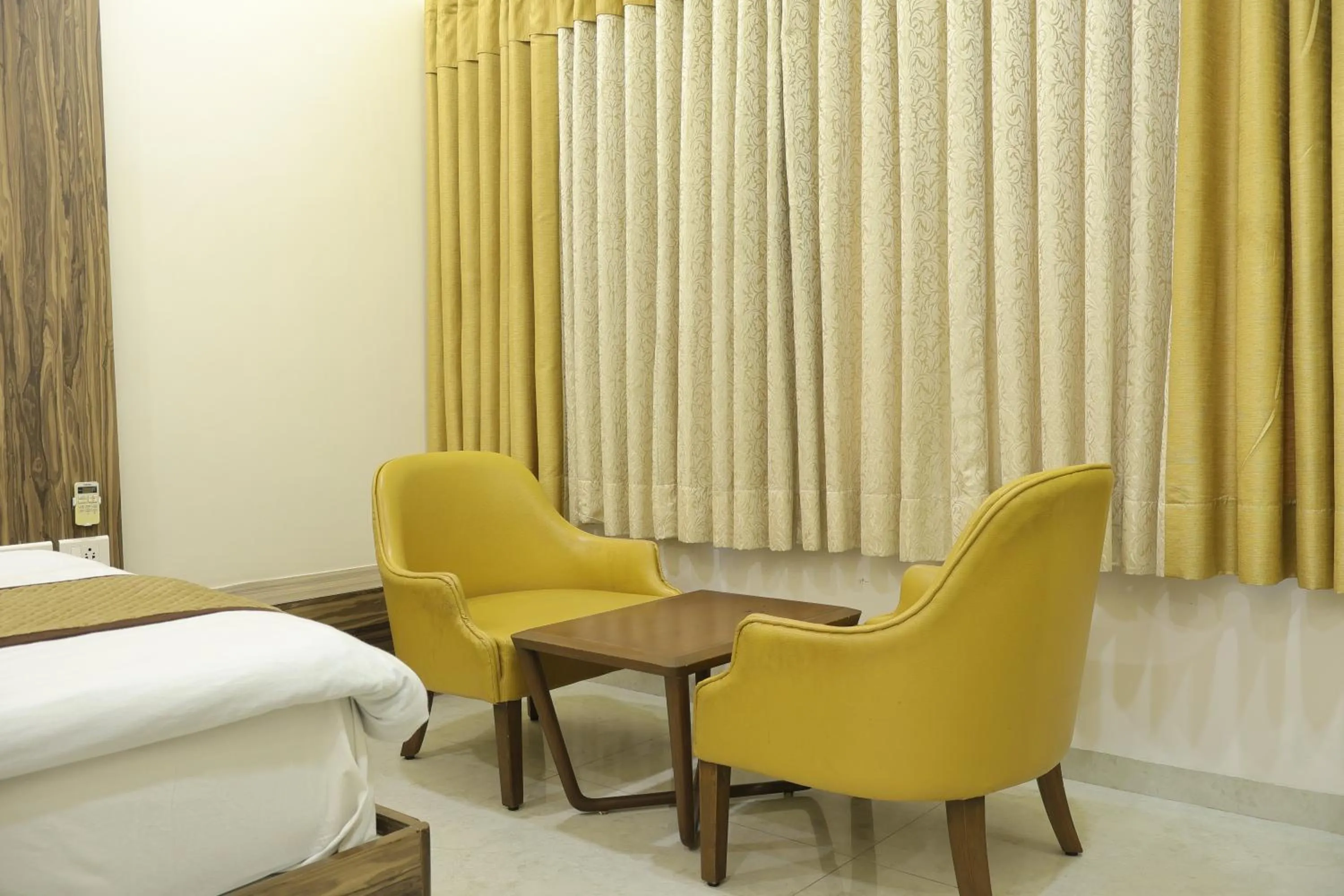 Seating area, Bed in Hotel Kabir