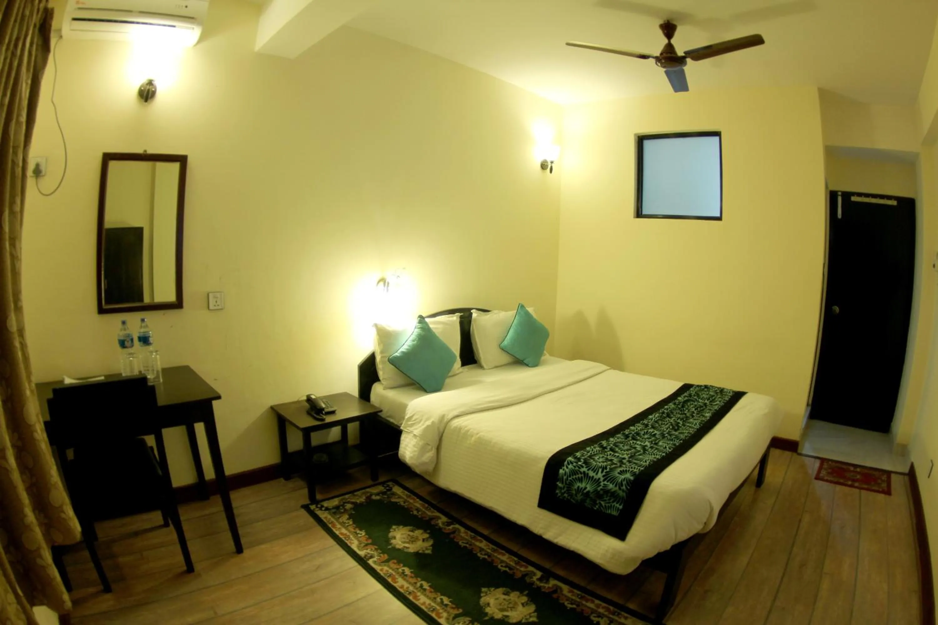 Photo of the whole room, Bed in Bag Packer's Lodge