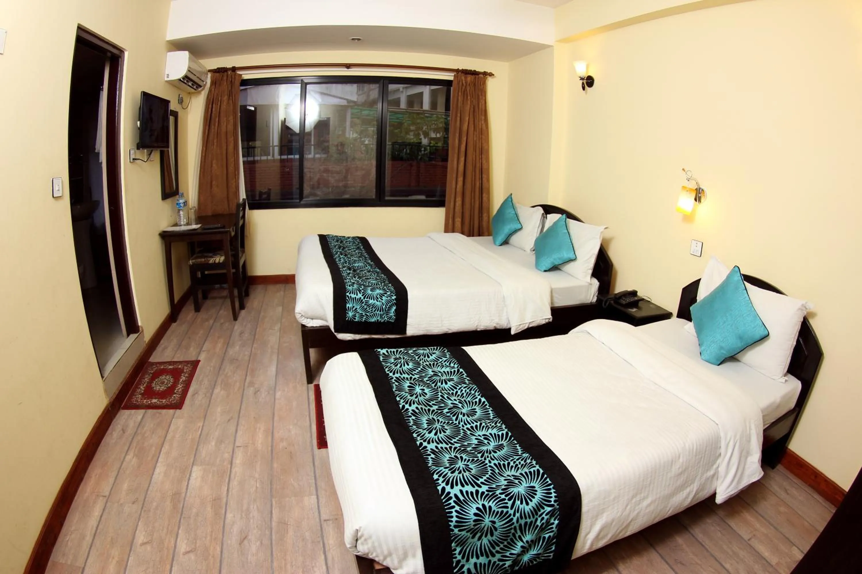 Photo of the whole room, Bed in Bag Packer's Lodge