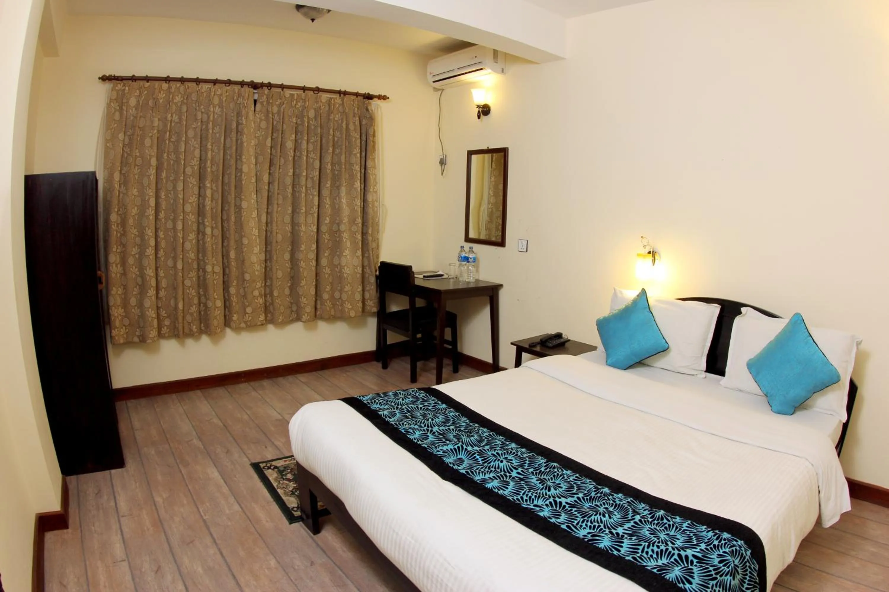 Photo of the whole room, Bed in Bag Packer's Lodge