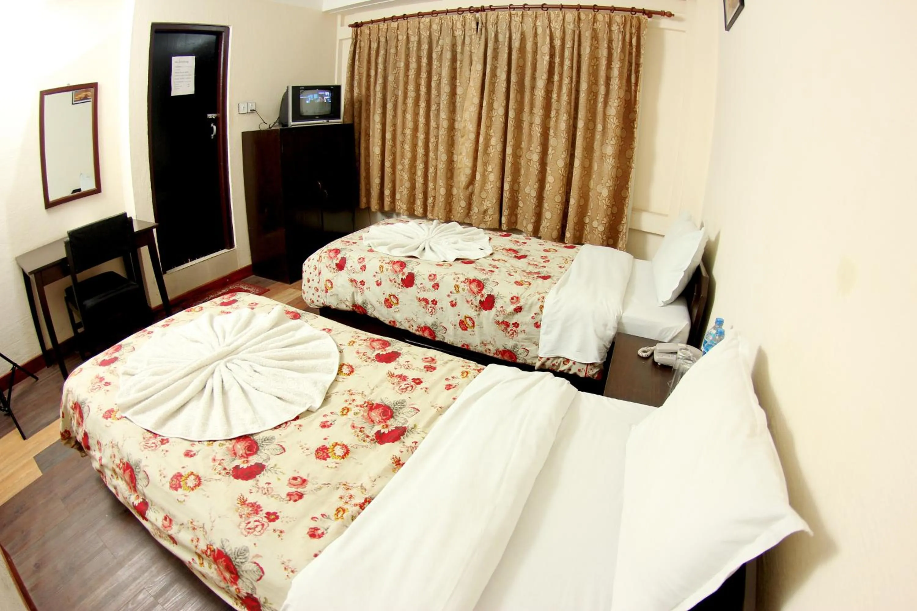 Photo of the whole room, Bed in Bag Packer's Lodge