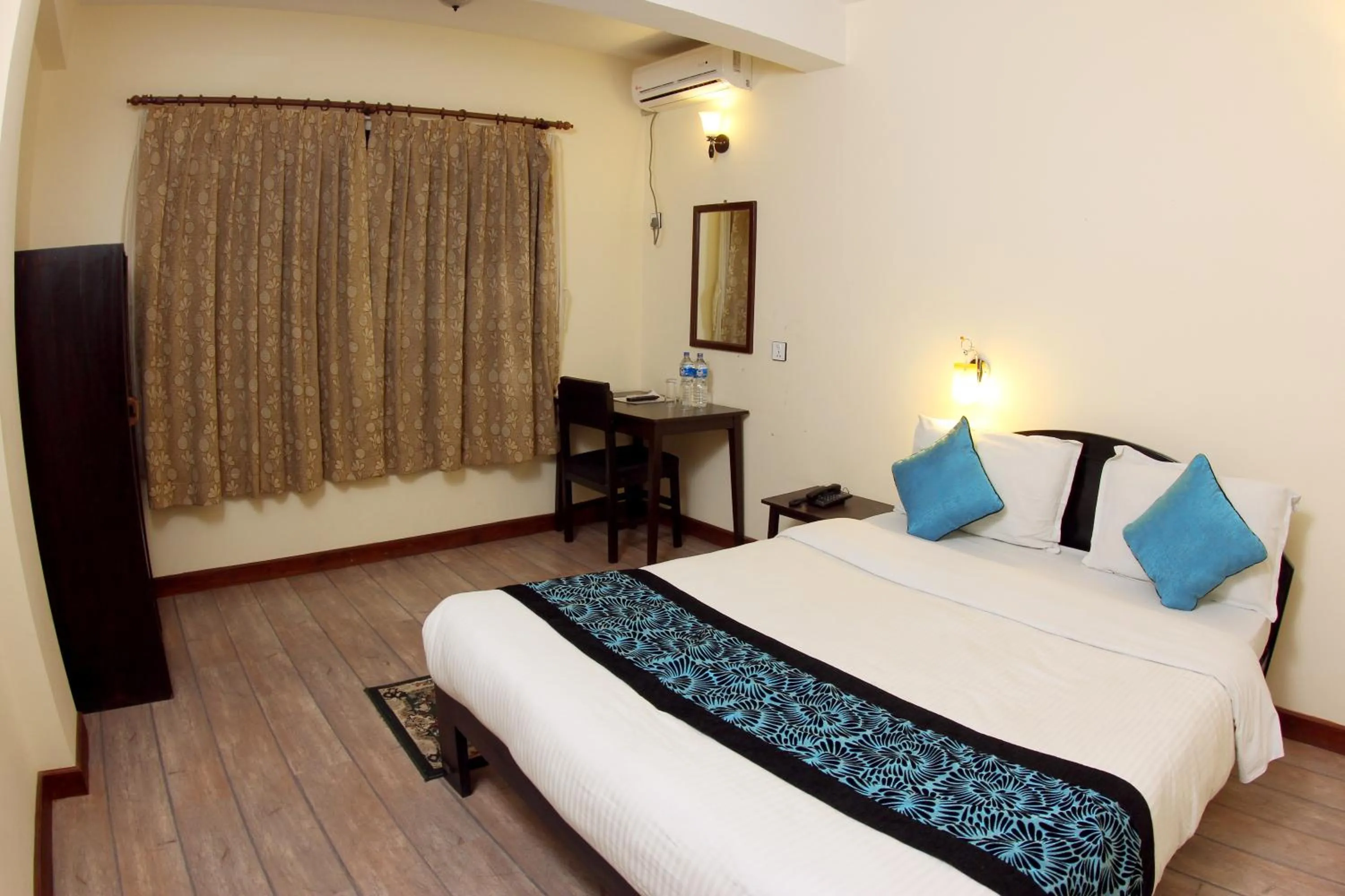 Photo of the whole room, Bed in Bag Packer's Lodge