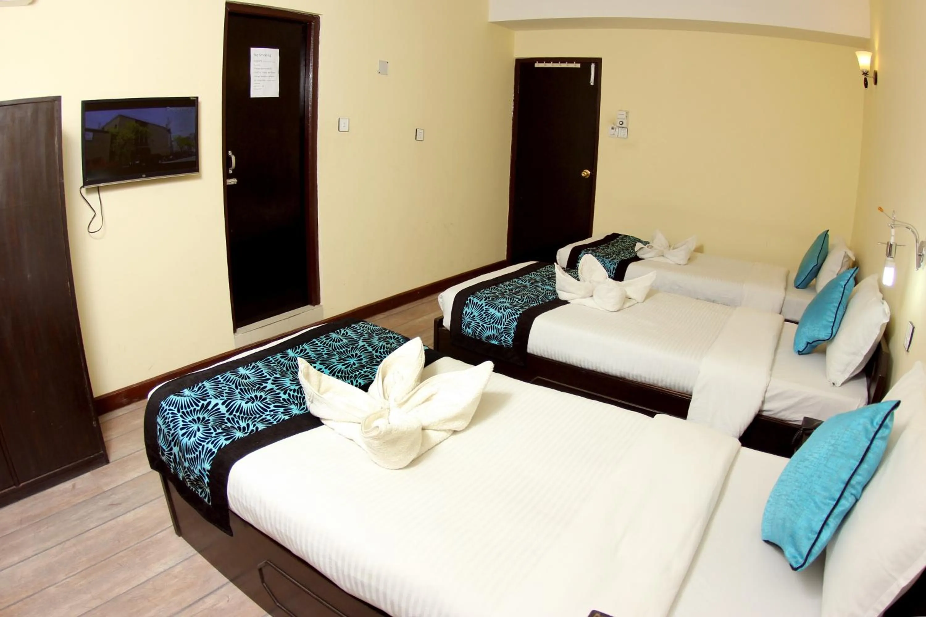 Photo of the whole room, Bed in Bag Packer's Lodge