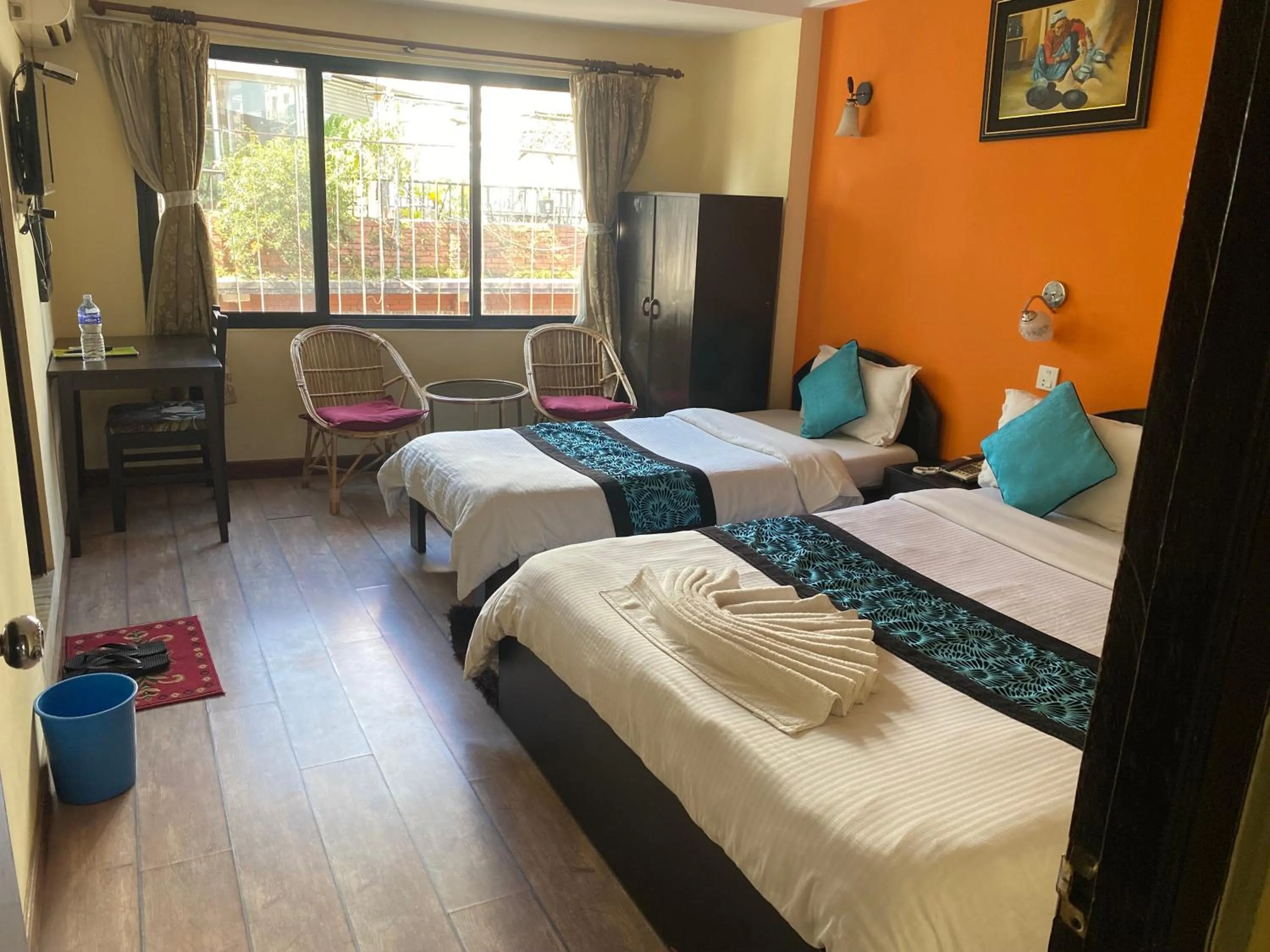 Photo of the whole room, Bed in Bag Packer's Lodge