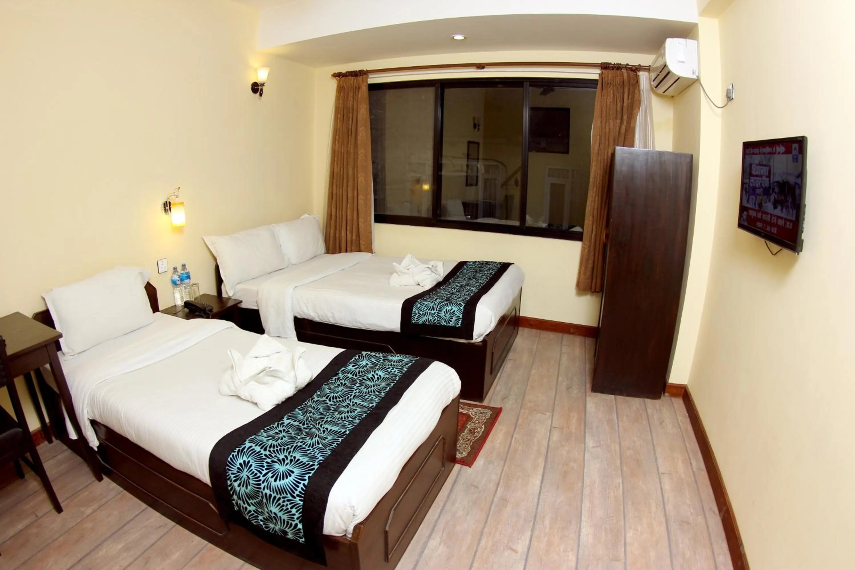 Photo of the whole room, Bed in Bag Packer's Lodge