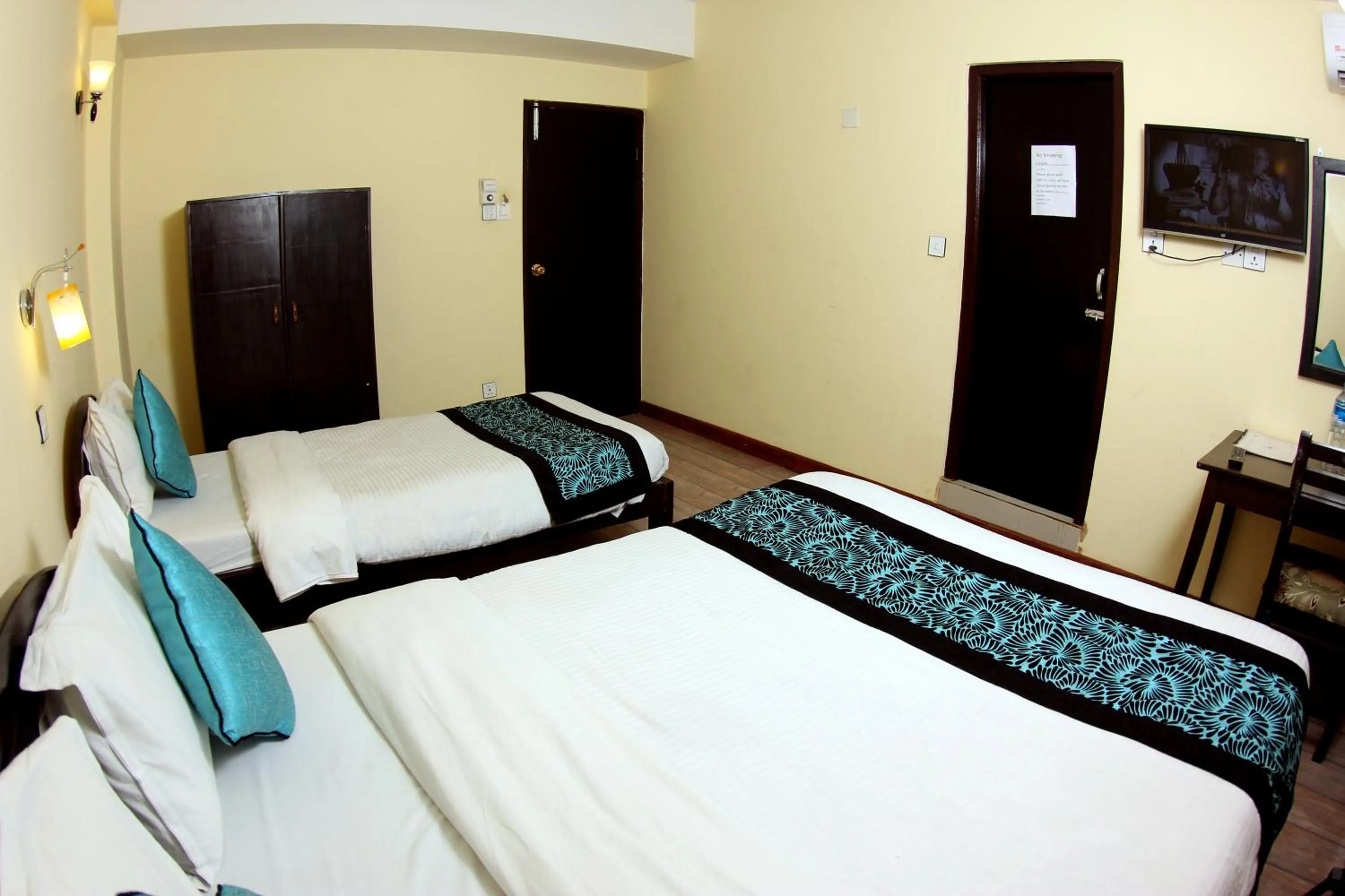 Photo of the whole room, Bed in Bag Packer's Lodge