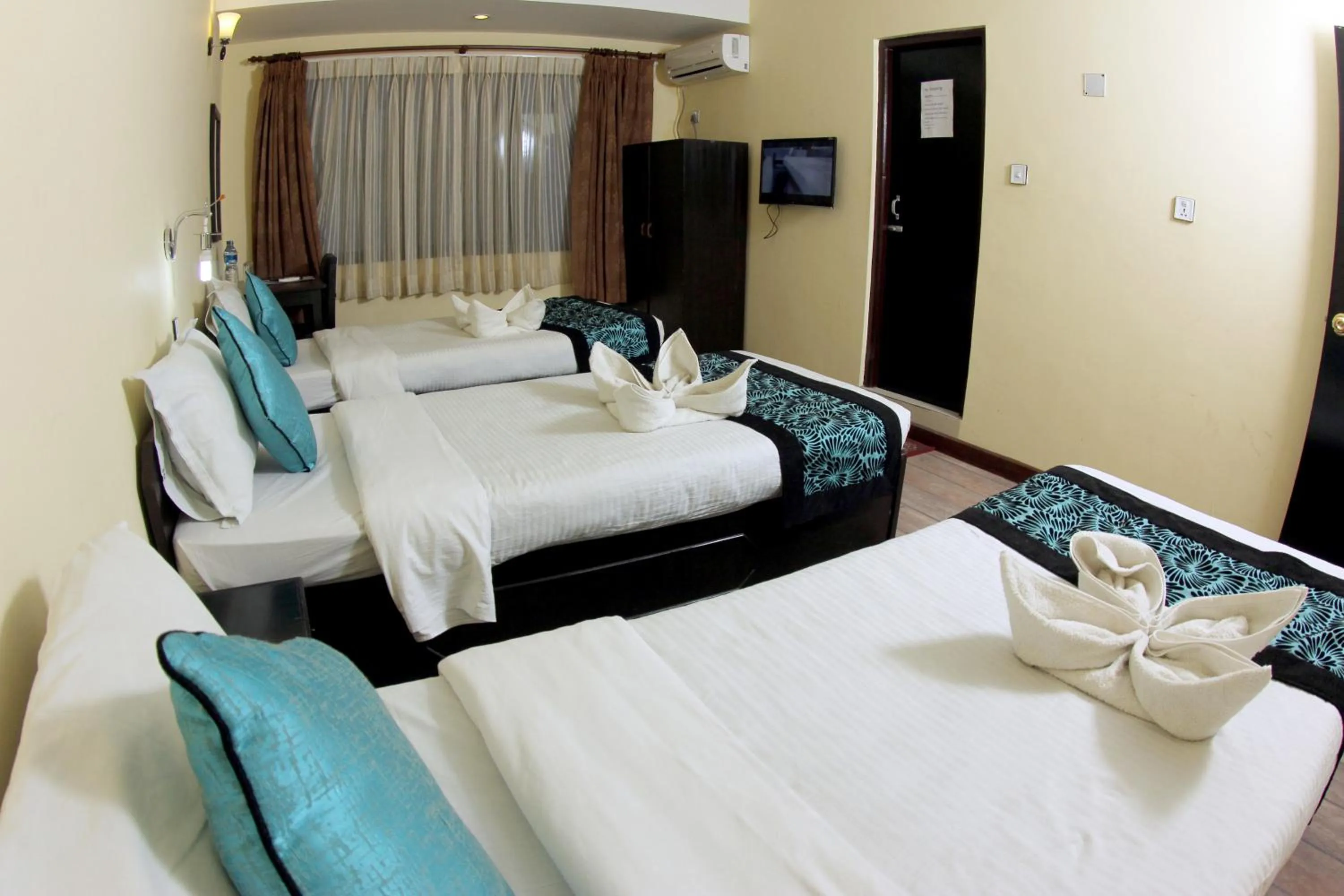 Photo of the whole room, Bed in Bag Packer's Lodge