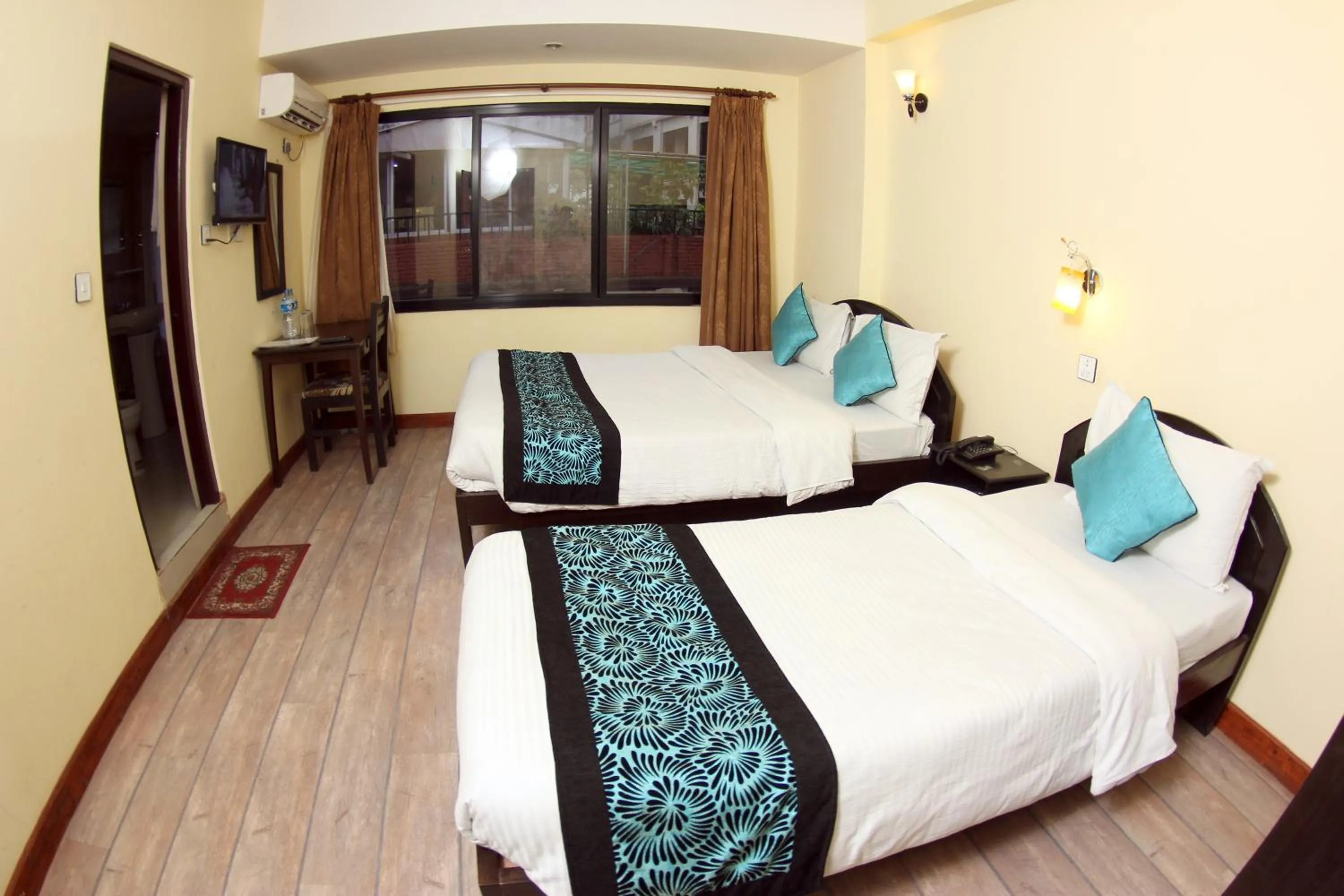 Photo of the whole room, Bed in Bag Packer's Lodge