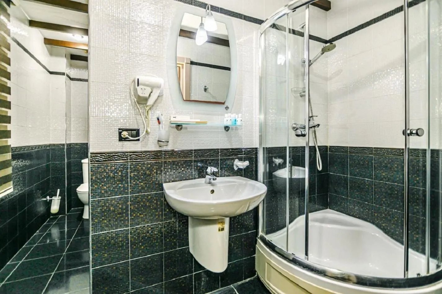 Shower in Deniz İnn Hotel