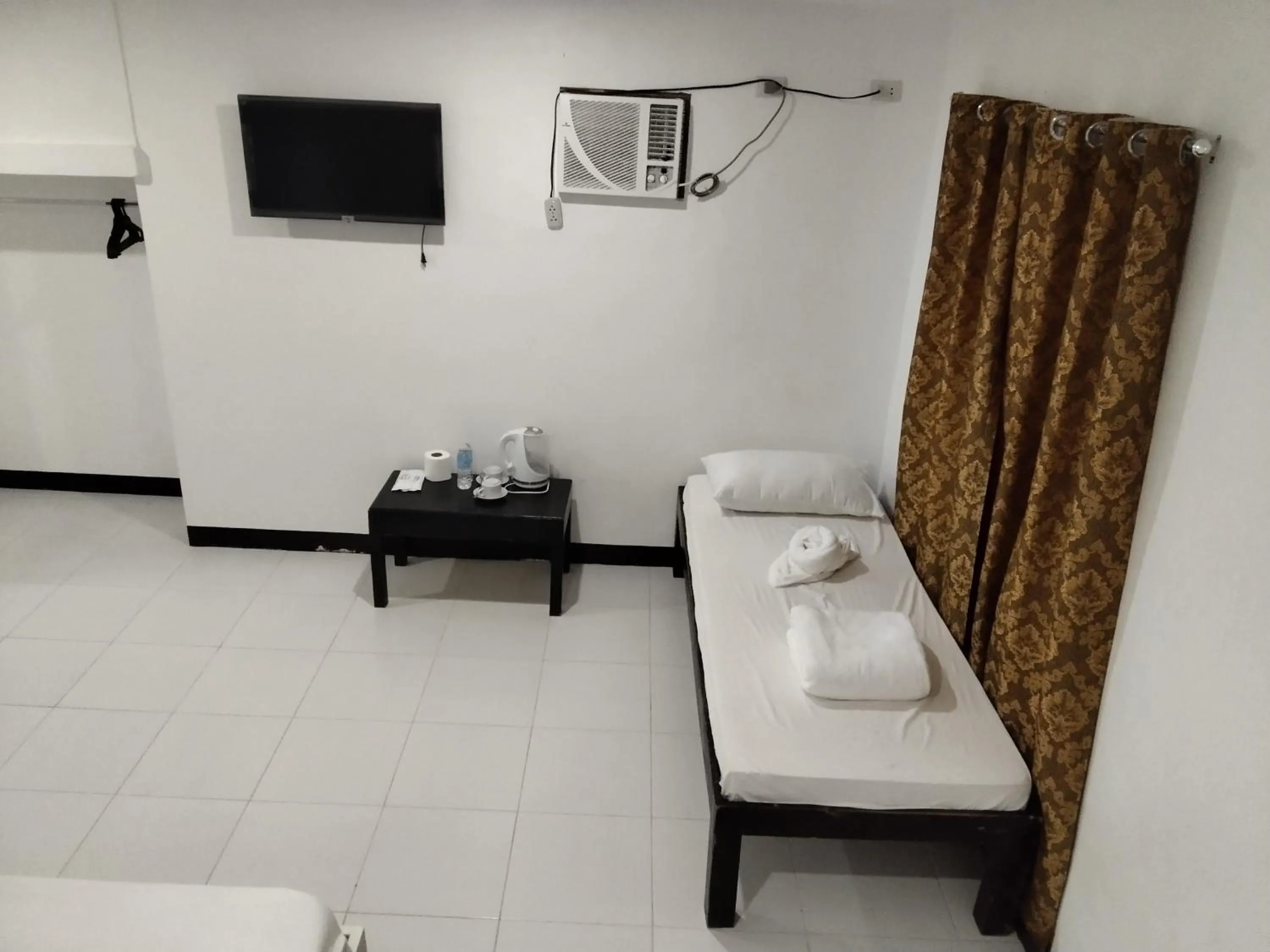 Bed in Moalboal Beach Front Hotel