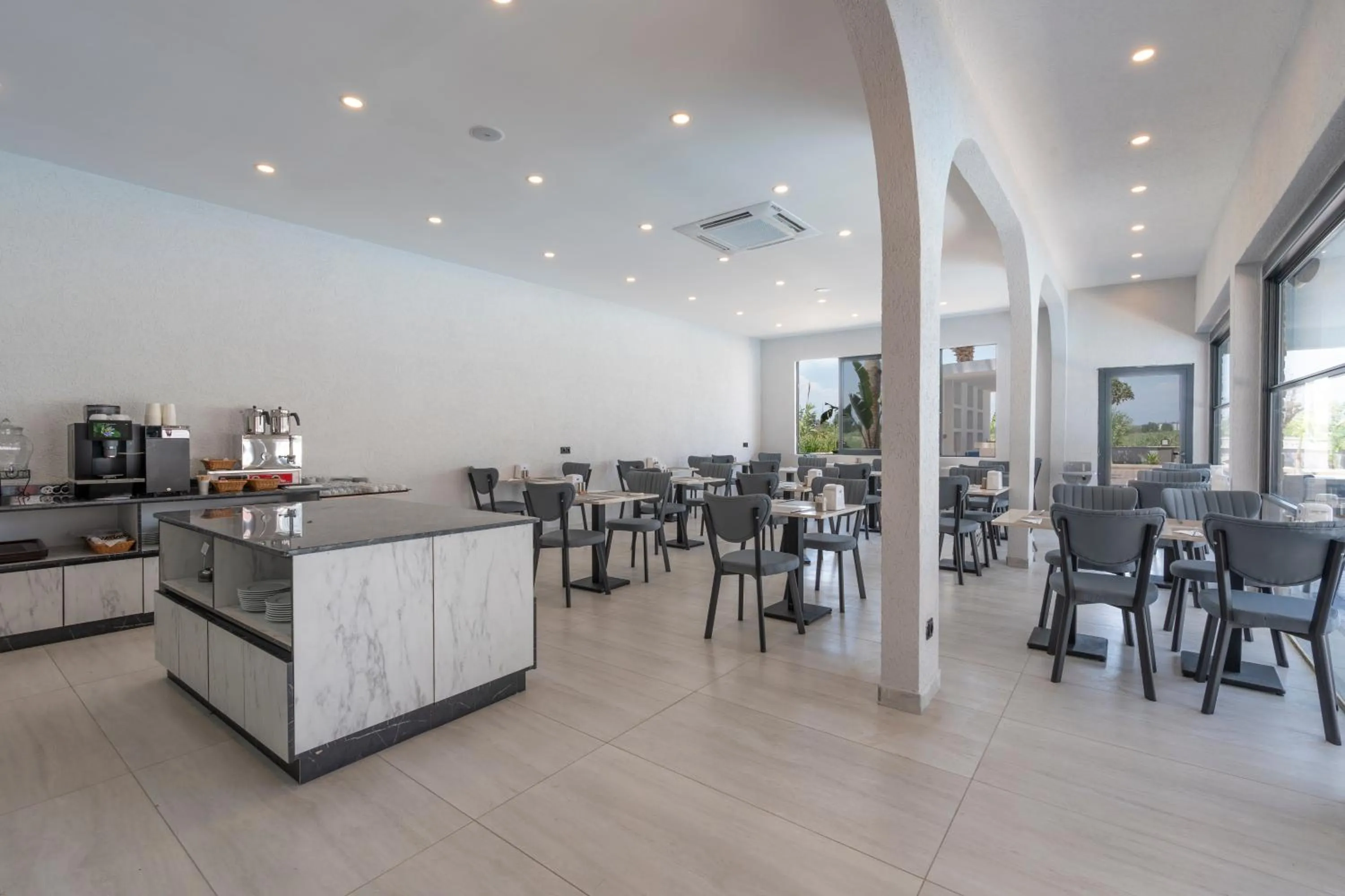 Restaurant/places to eat in Laristone Suite Spa Hotel