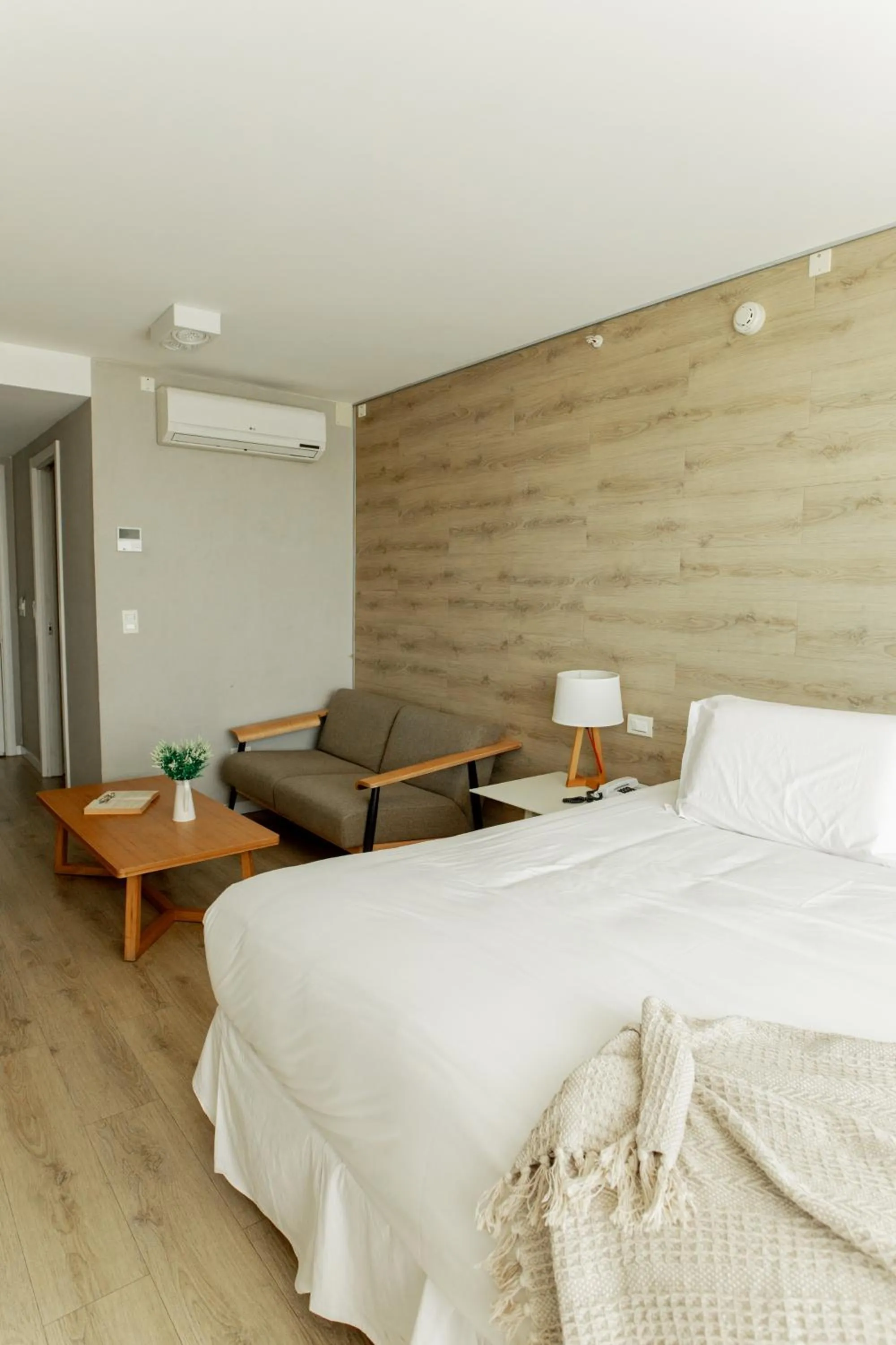 Photo of the whole room, Bed in Smart Hotel Montevideo