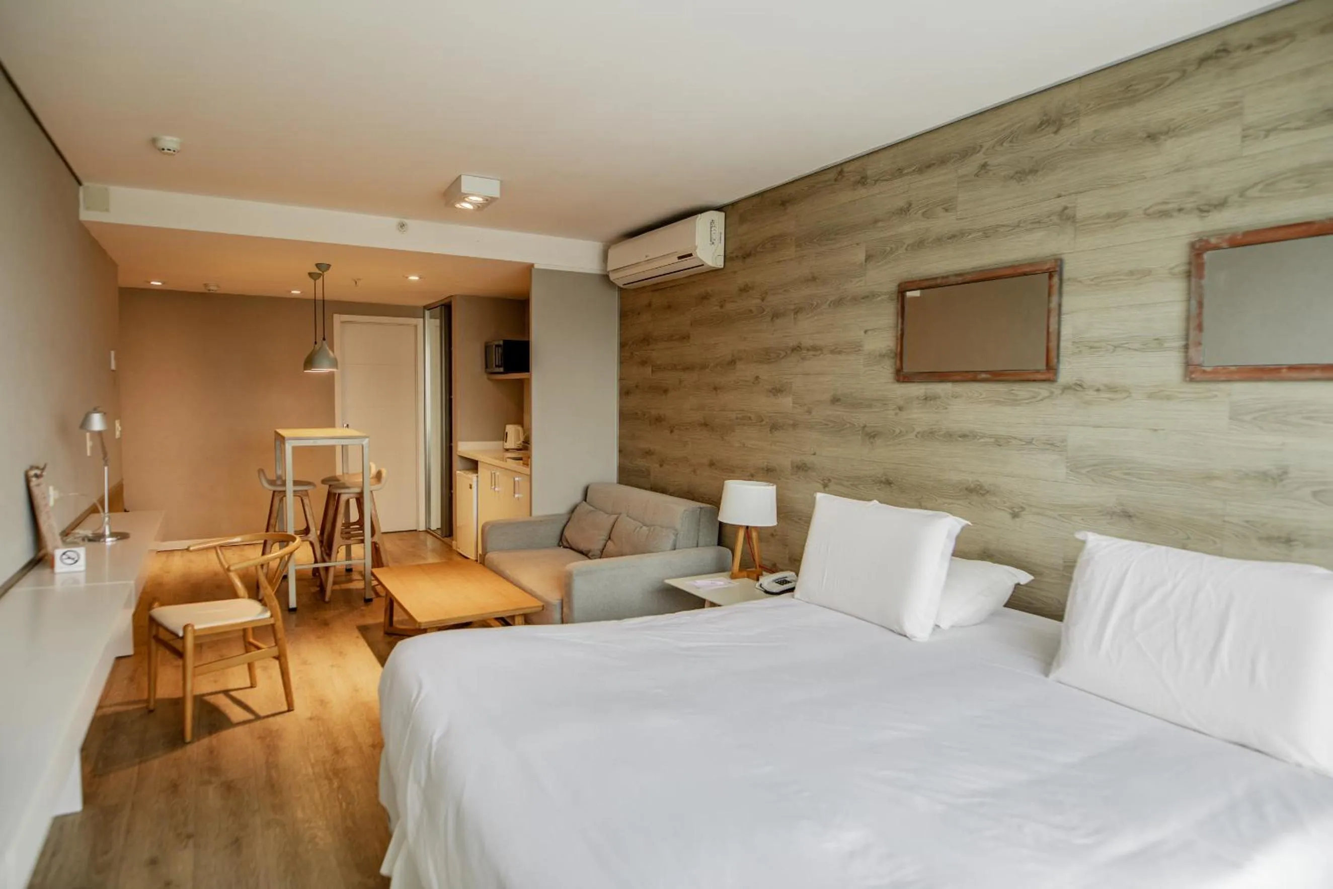 Photo of the whole room, Bed in Smart Hotel Montevideo