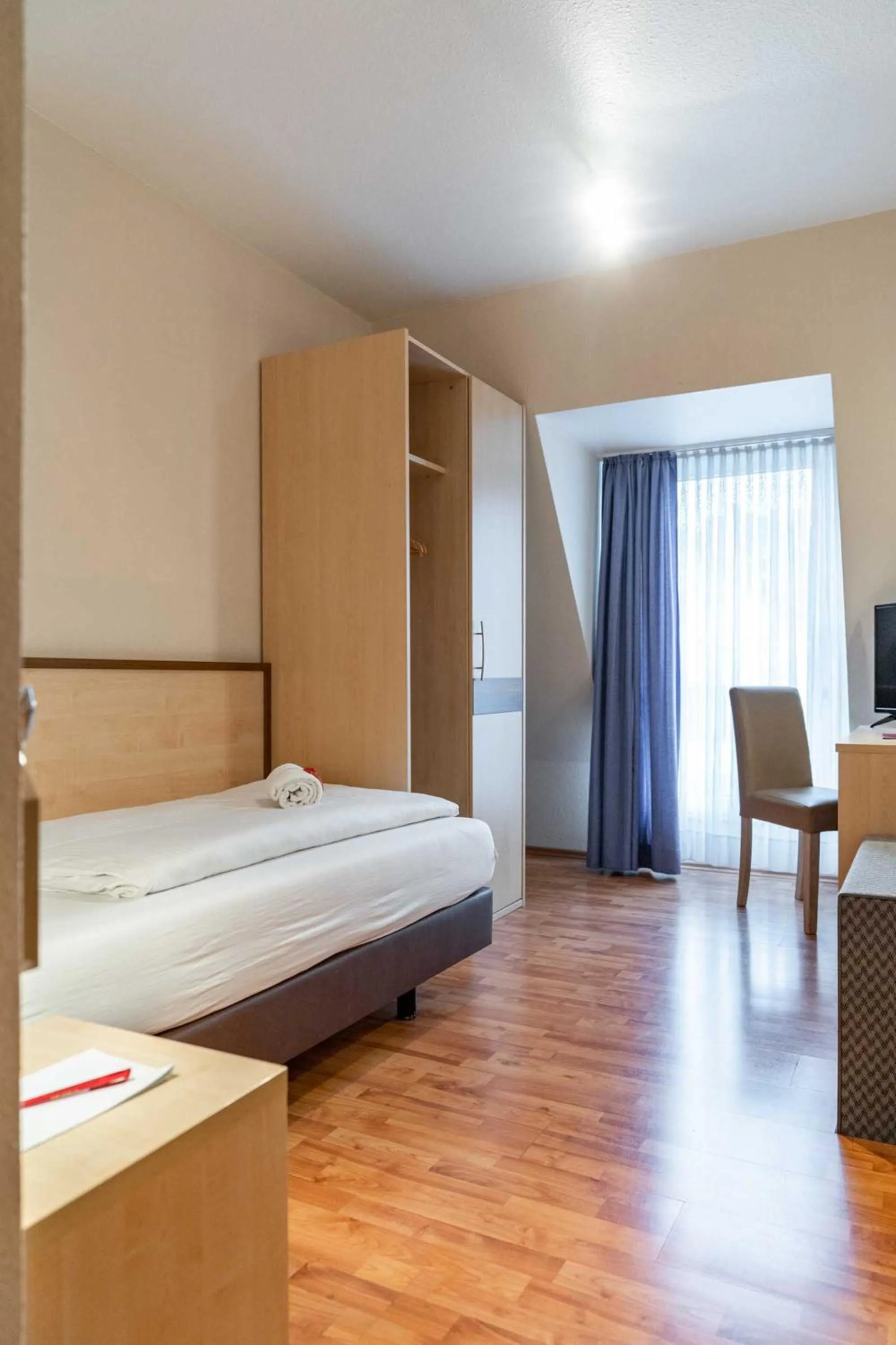 Photo of the whole room, Bed in Astoria City Resort