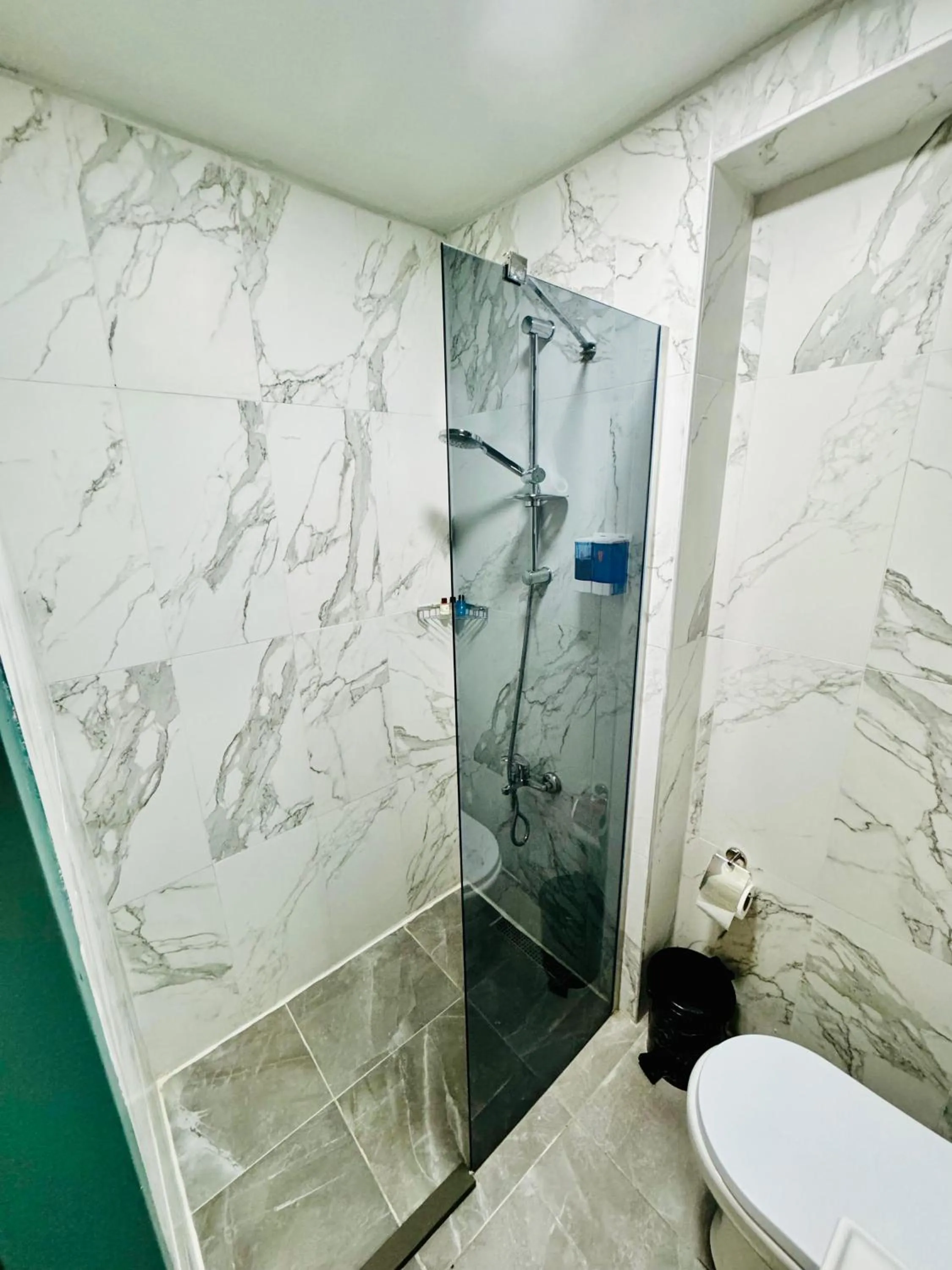 Shower in Otel Kadıköy