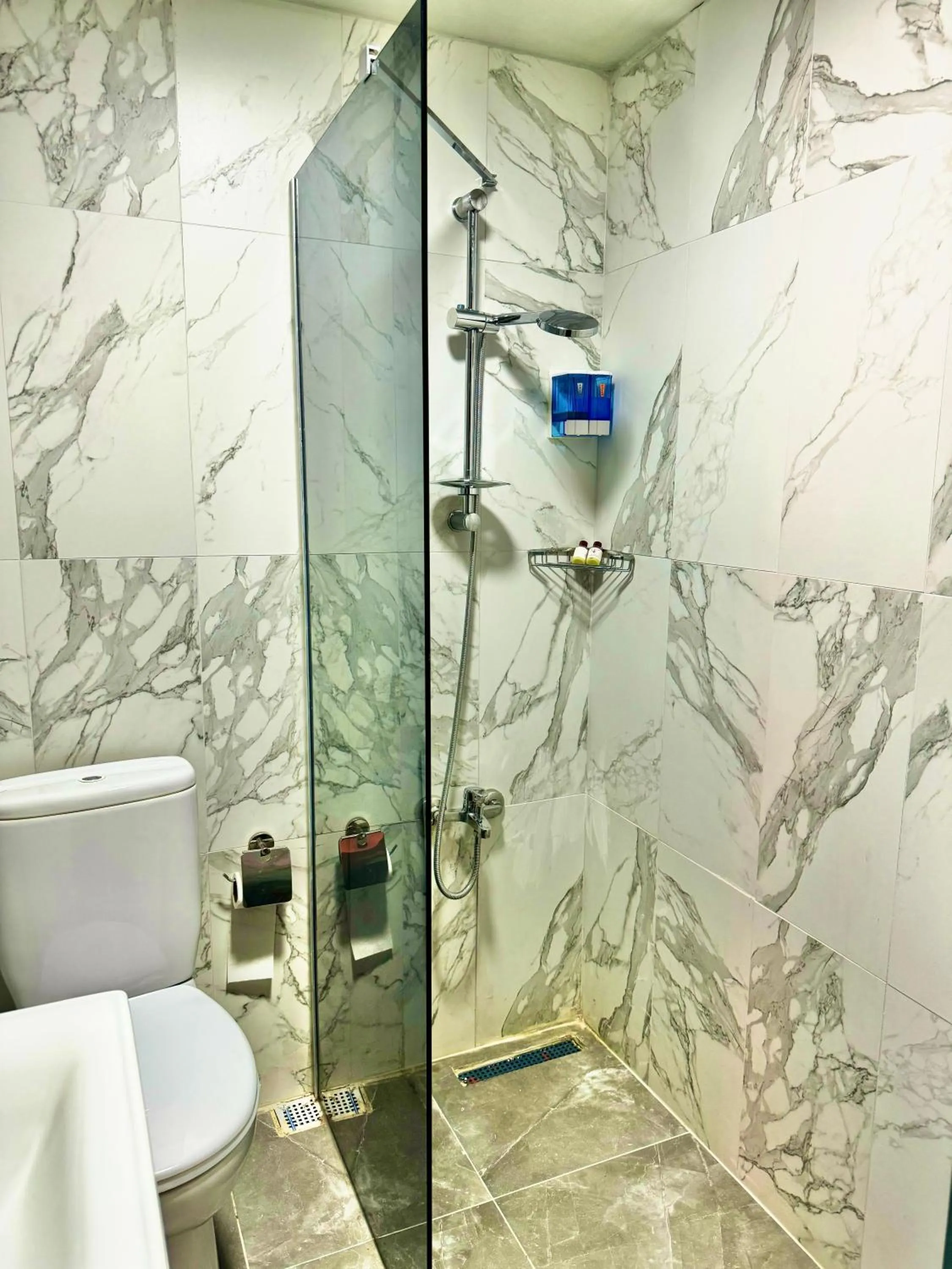 Shower in Otel Kadıköy