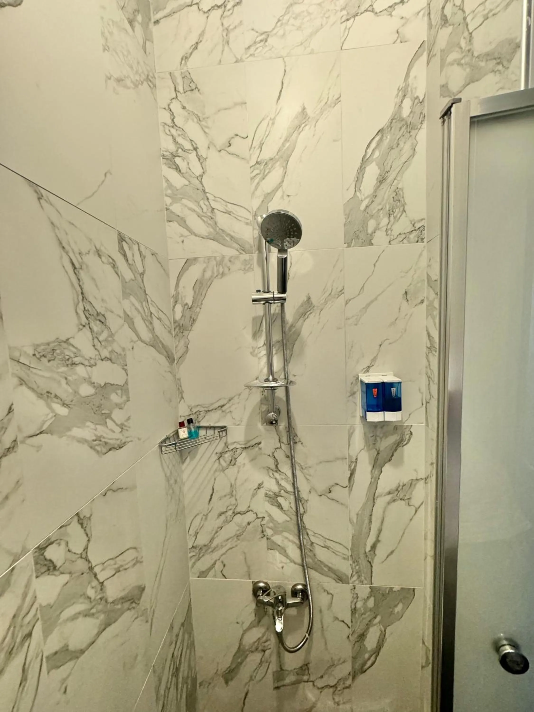 Shower in Otel Kadıköy