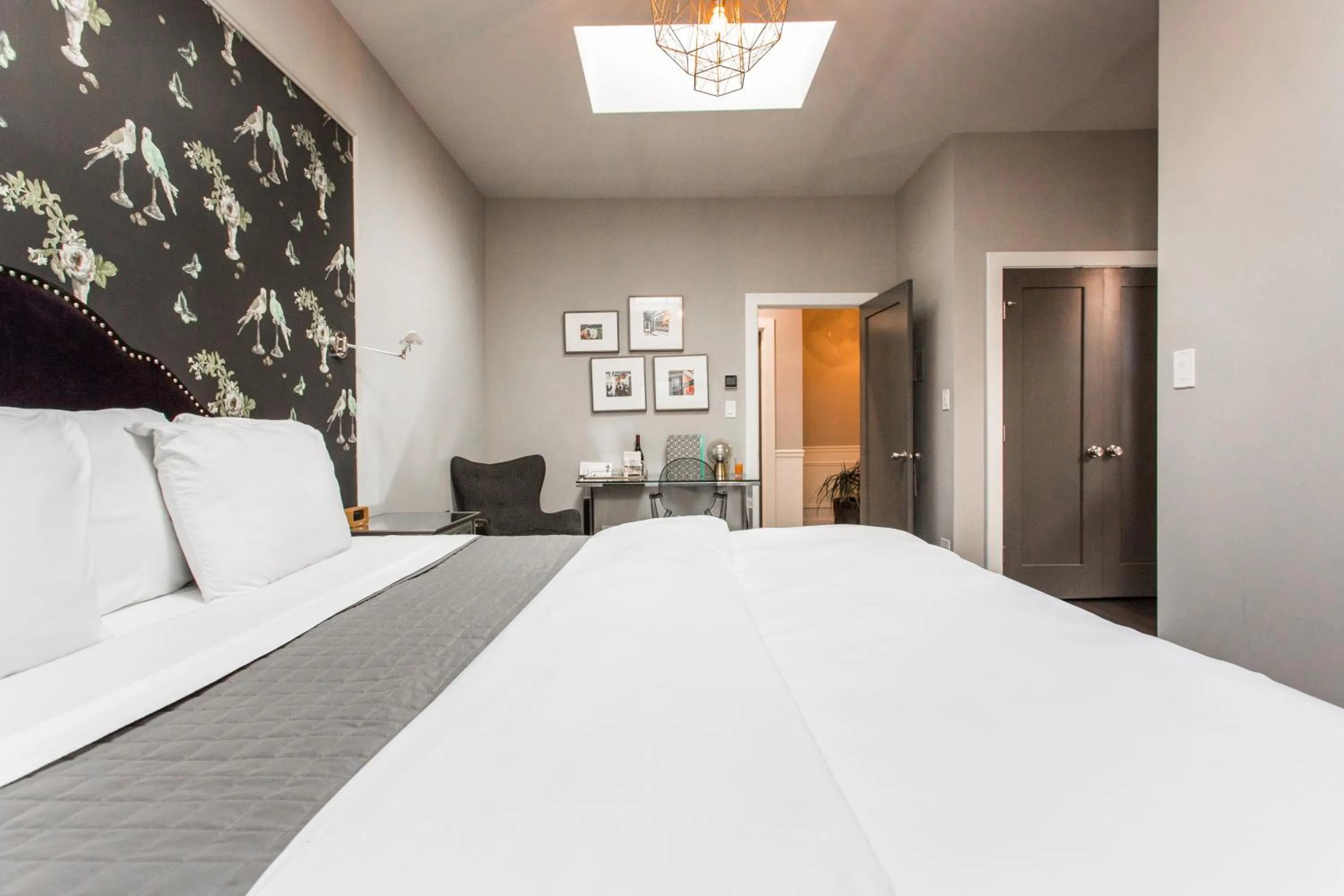 Photo of the whole room, Bed in Wicker Park Inn