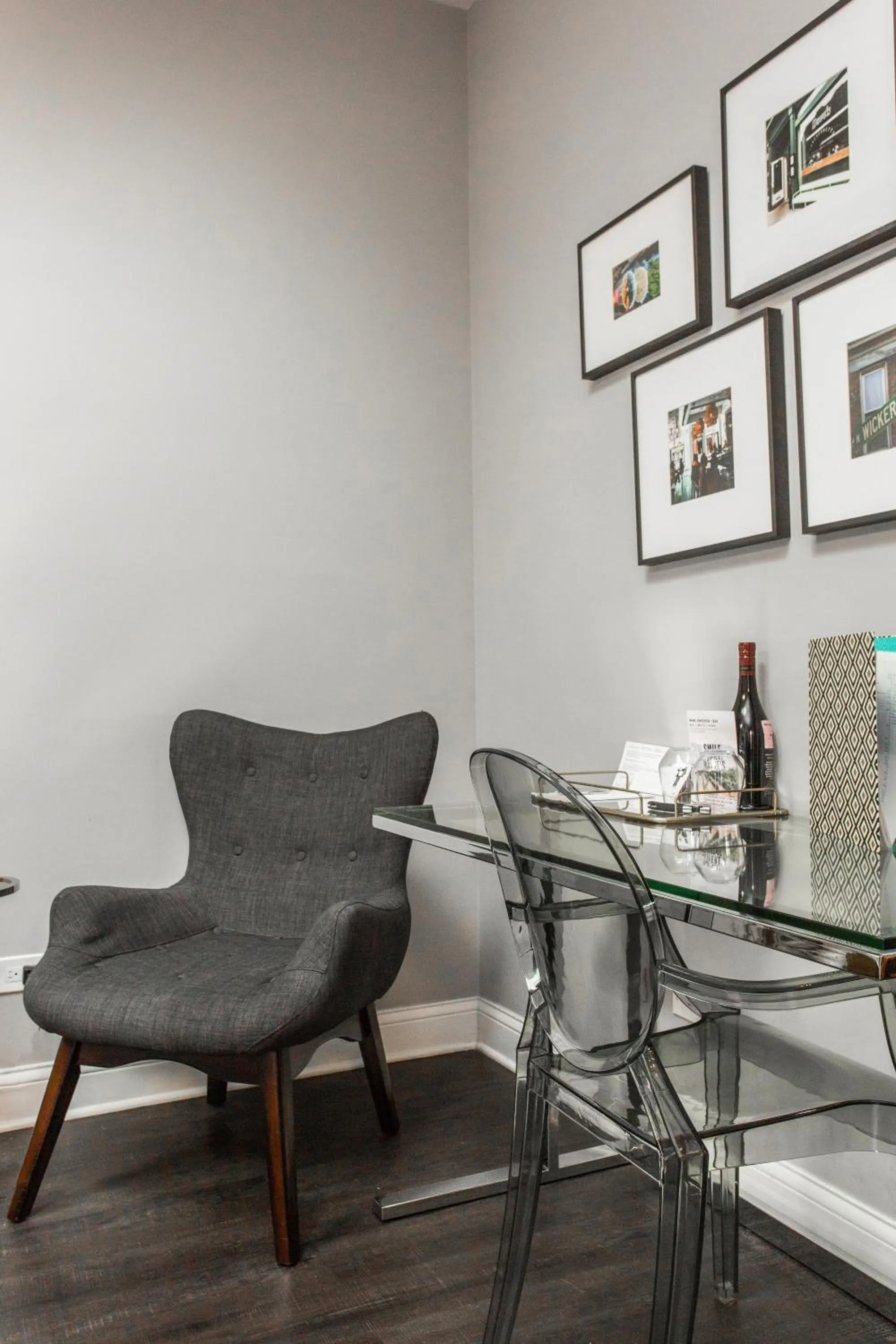 Seating area in Wicker Park Inn