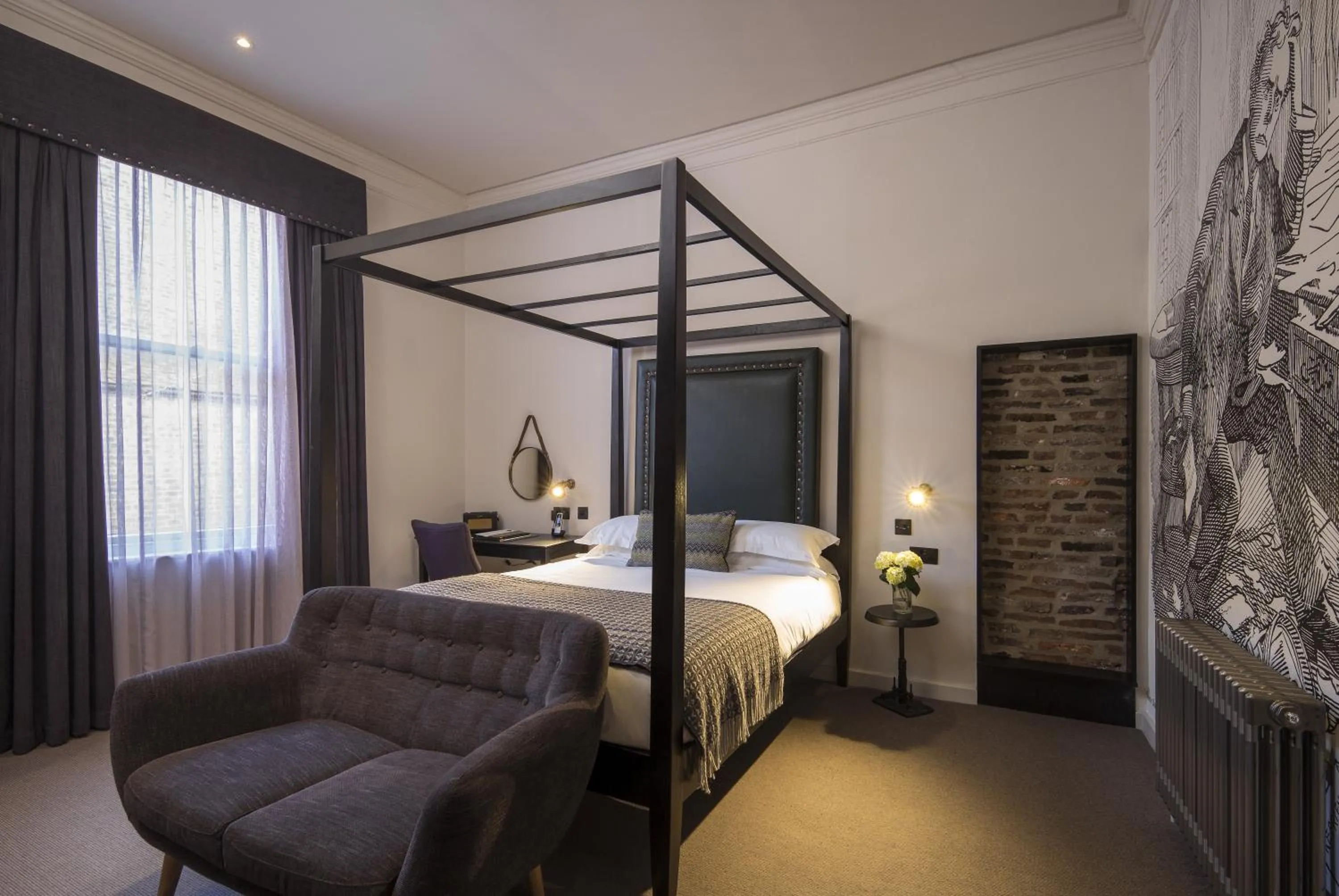 Photo of the whole room, Bed in Judges Court