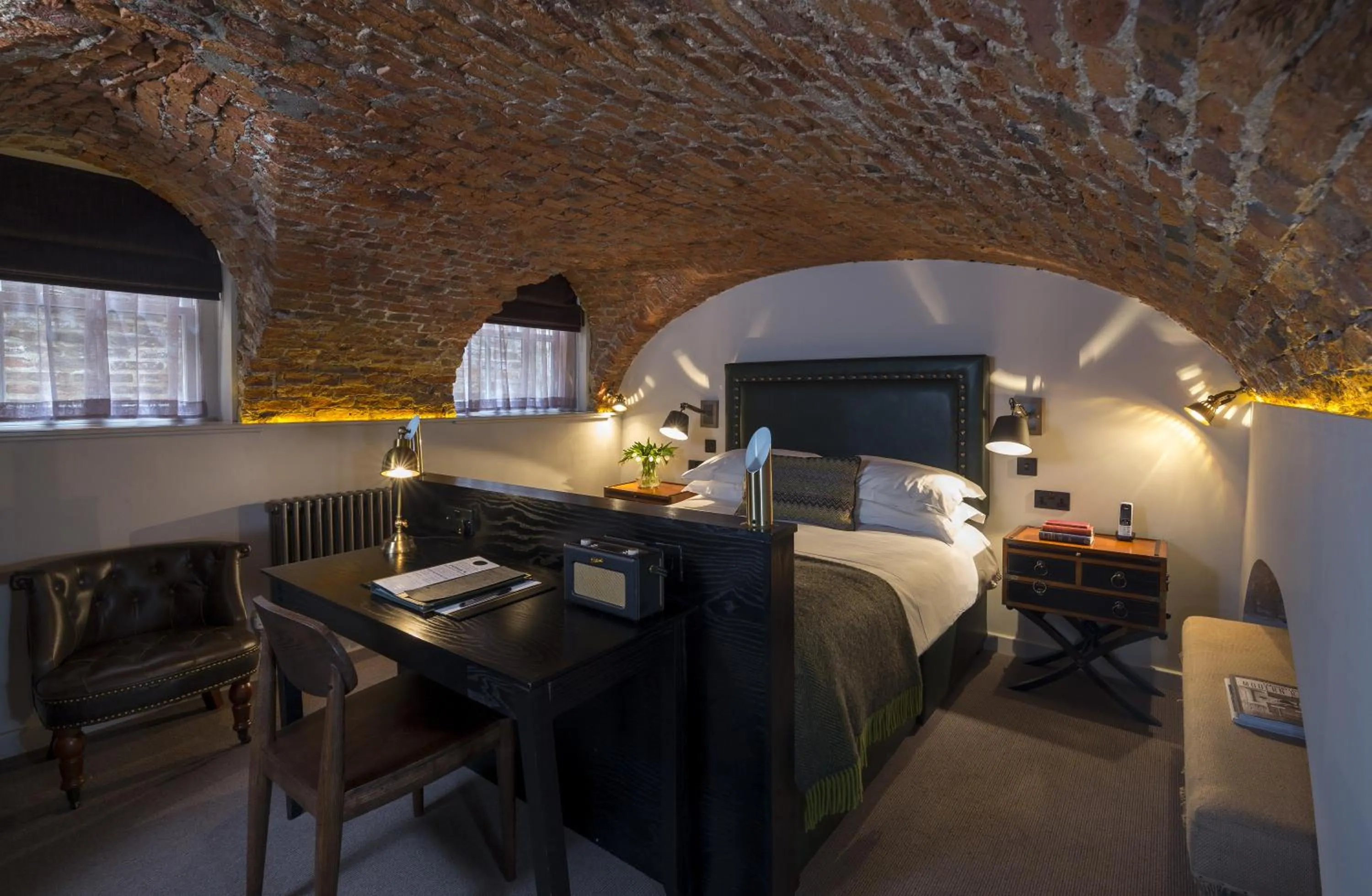 Photo of the whole room, Bed in Judges Court