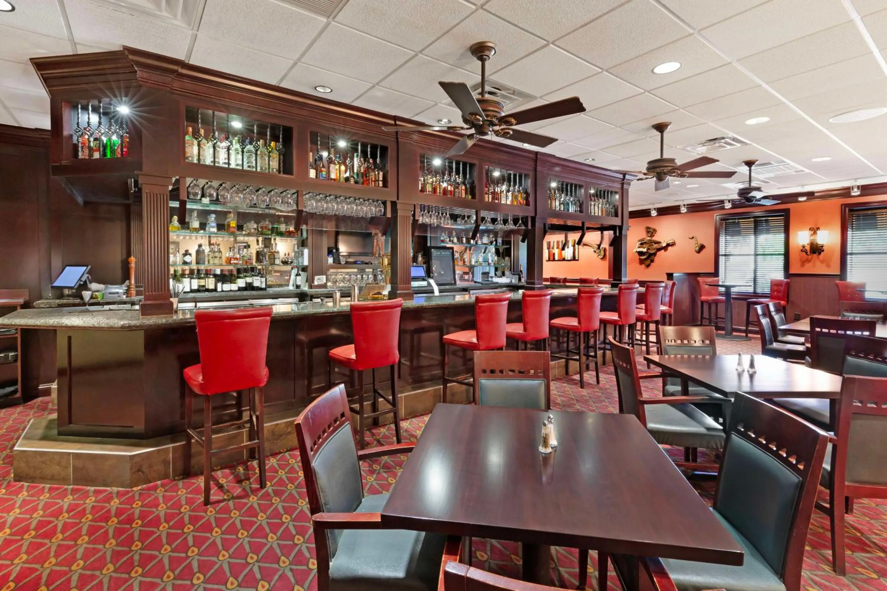 Lounge or bar in Best Western Plus Burlington