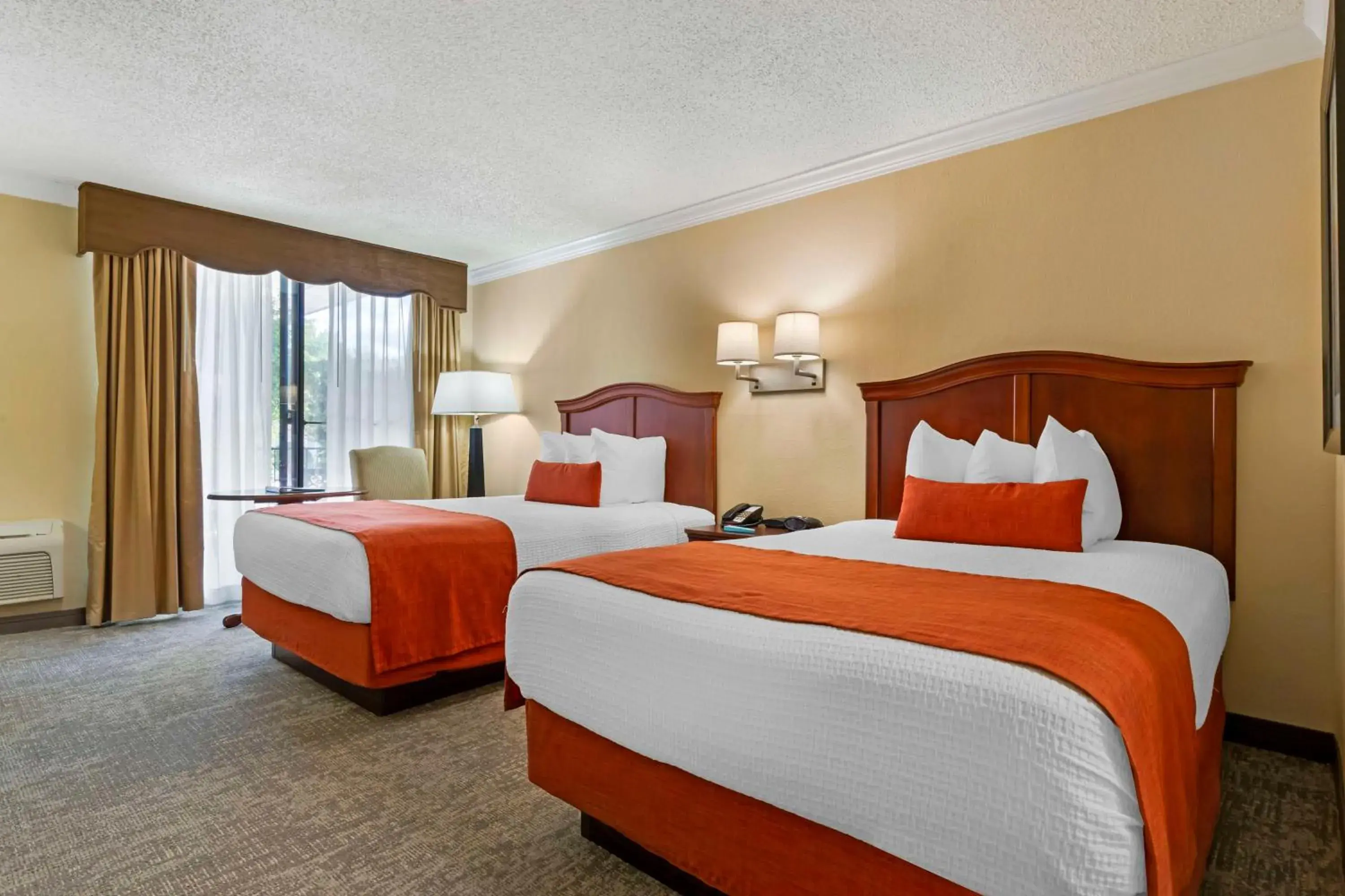 Double Room with Two Double Beds and Bath Tub - Mobility Accessible/Non-Smoking in Best Western Plus Burlington Double Room with Two Double Beds and Bath Tub - Mobility Accessible/Non-Smoking in Best Western Plus Burlington