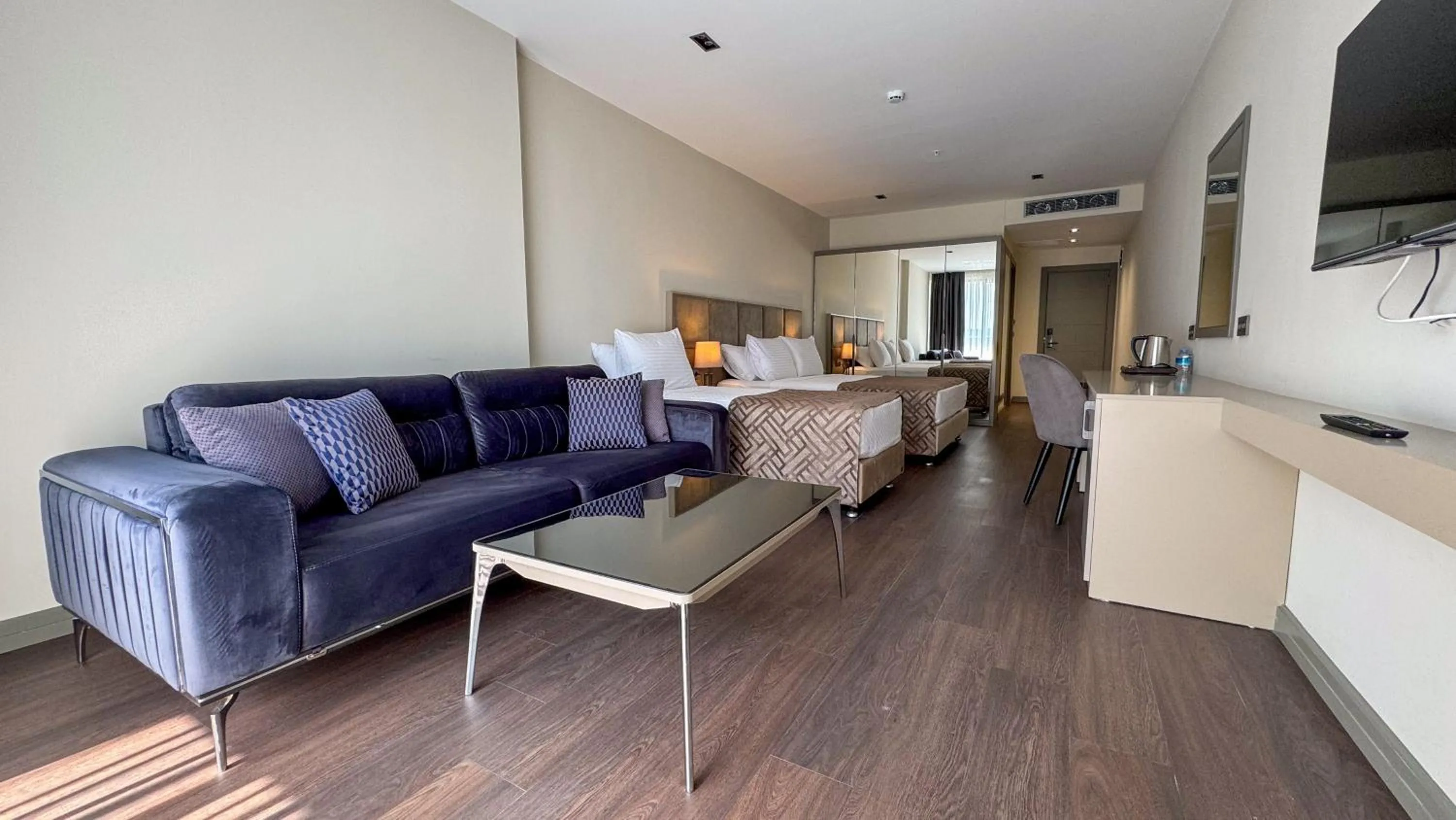 Communal lounge/ TV room in Alice Hotel Antalya