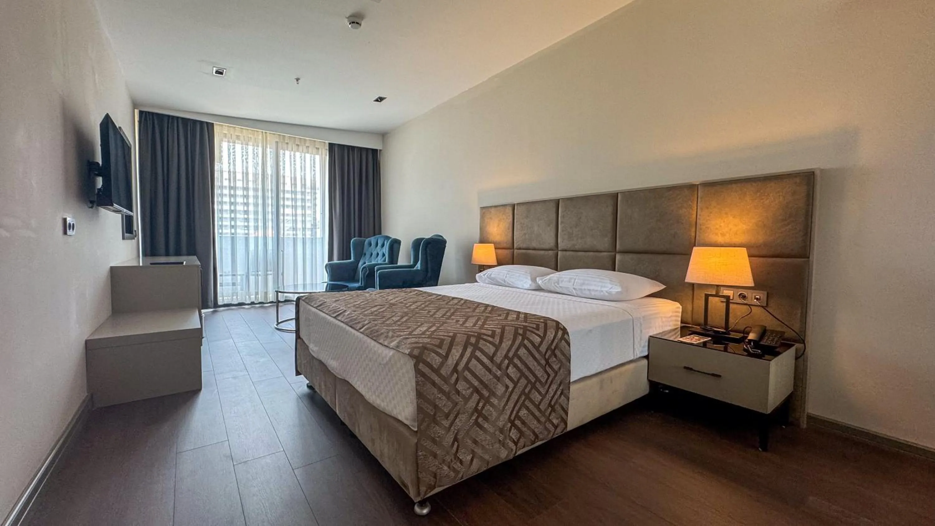 Communal lounge/ TV room in Alice Hotel Antalya