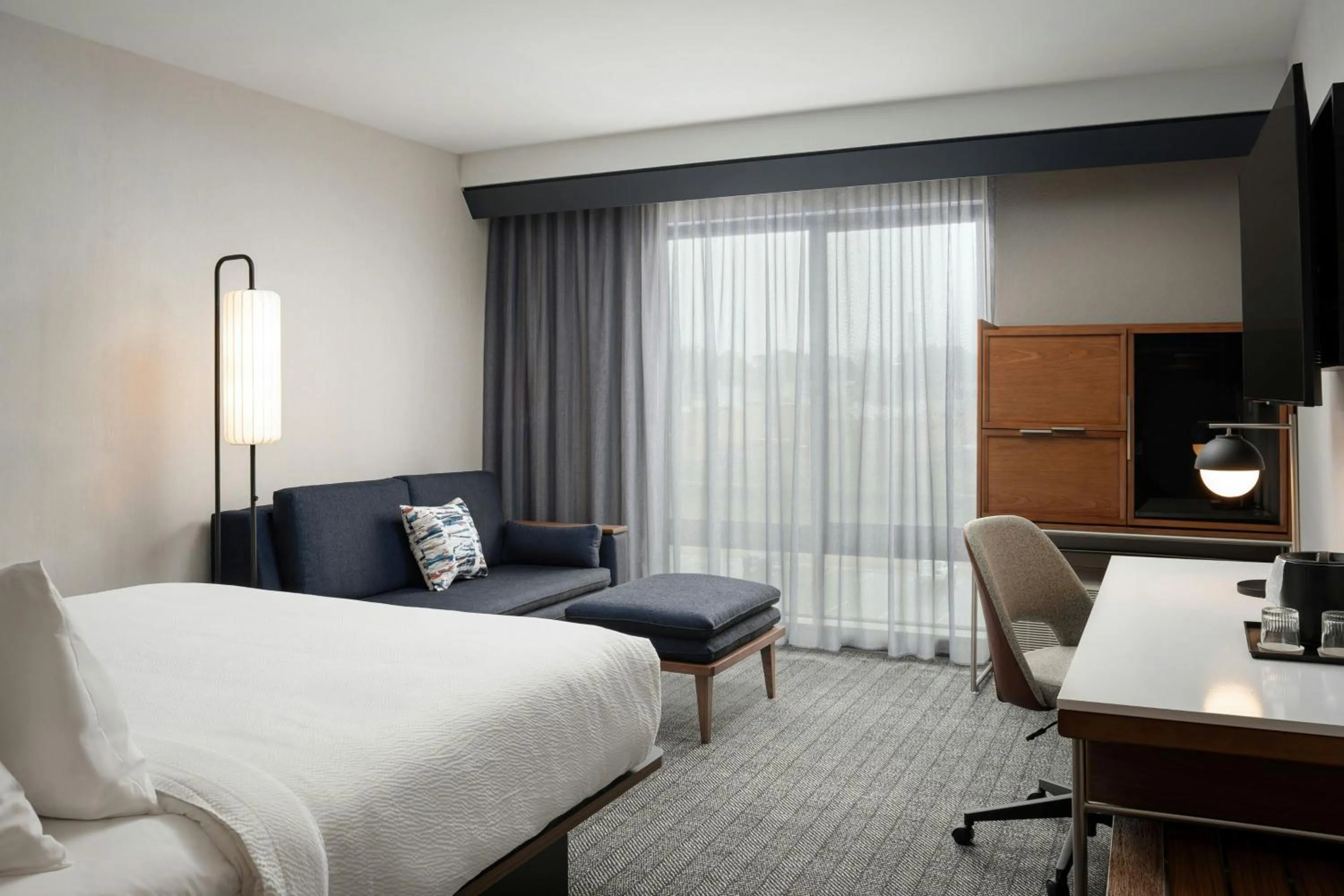 Photo of the whole room, Bed in Courtyard by Marriott Cleveland TN