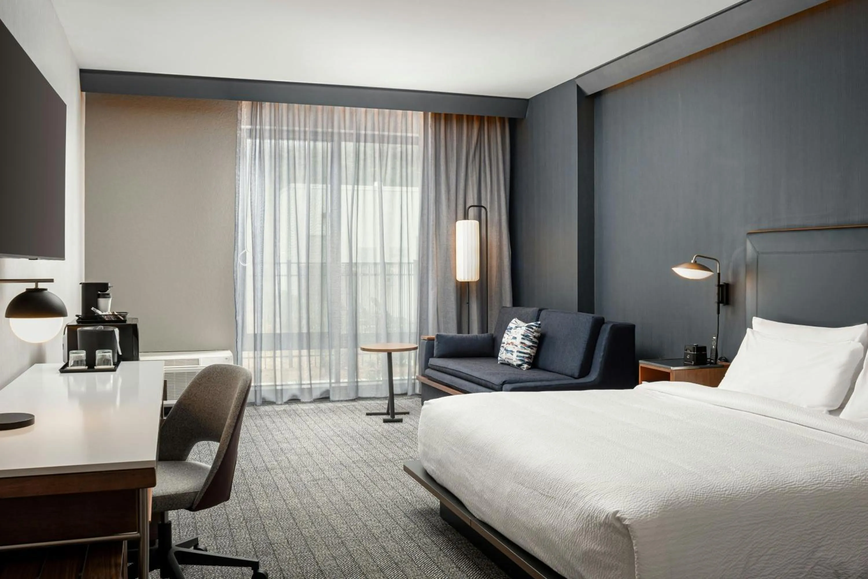 Photo of the whole room, Bed in Courtyard by Marriott Cleveland TN