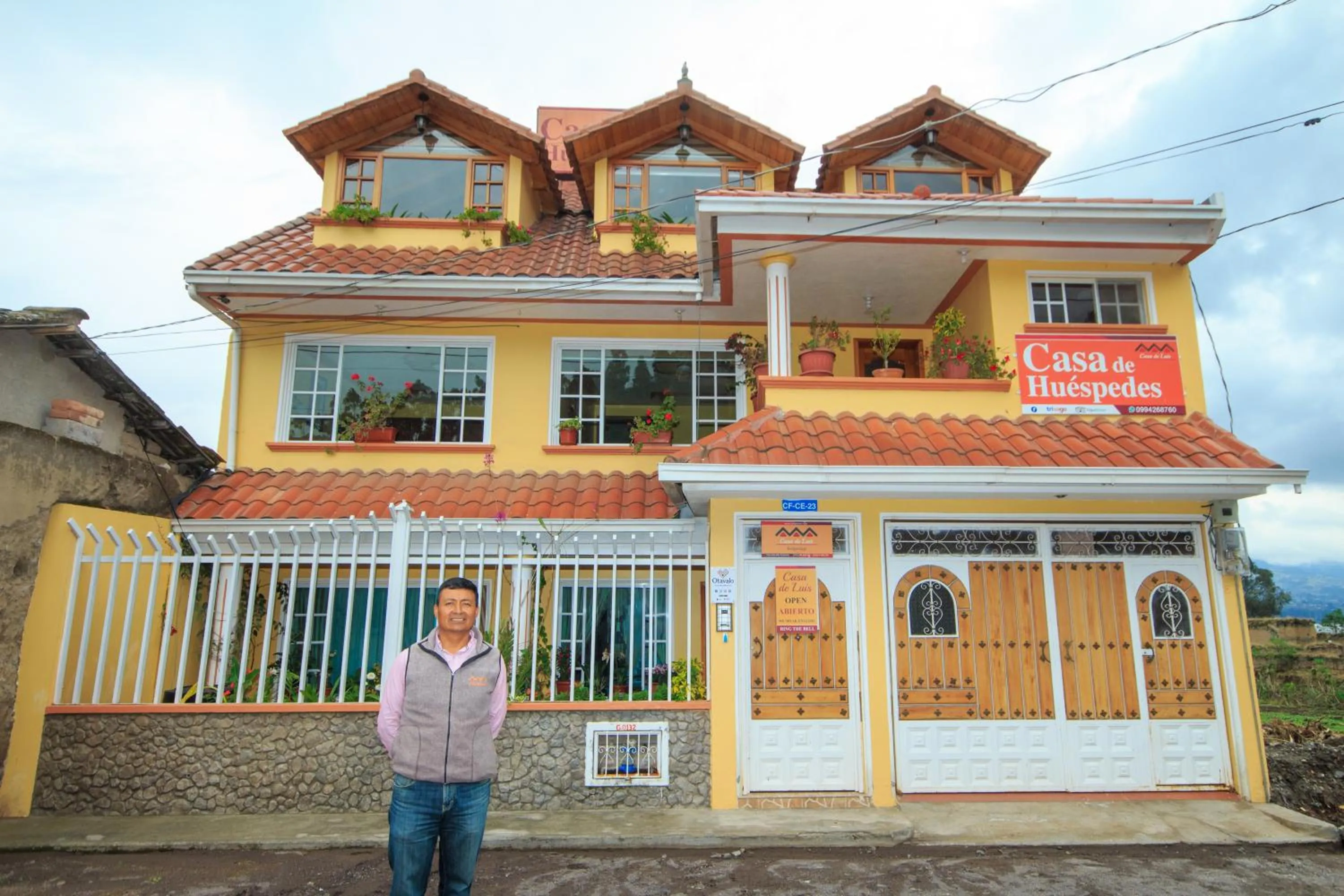 Facade/entrance in Casa de Luis