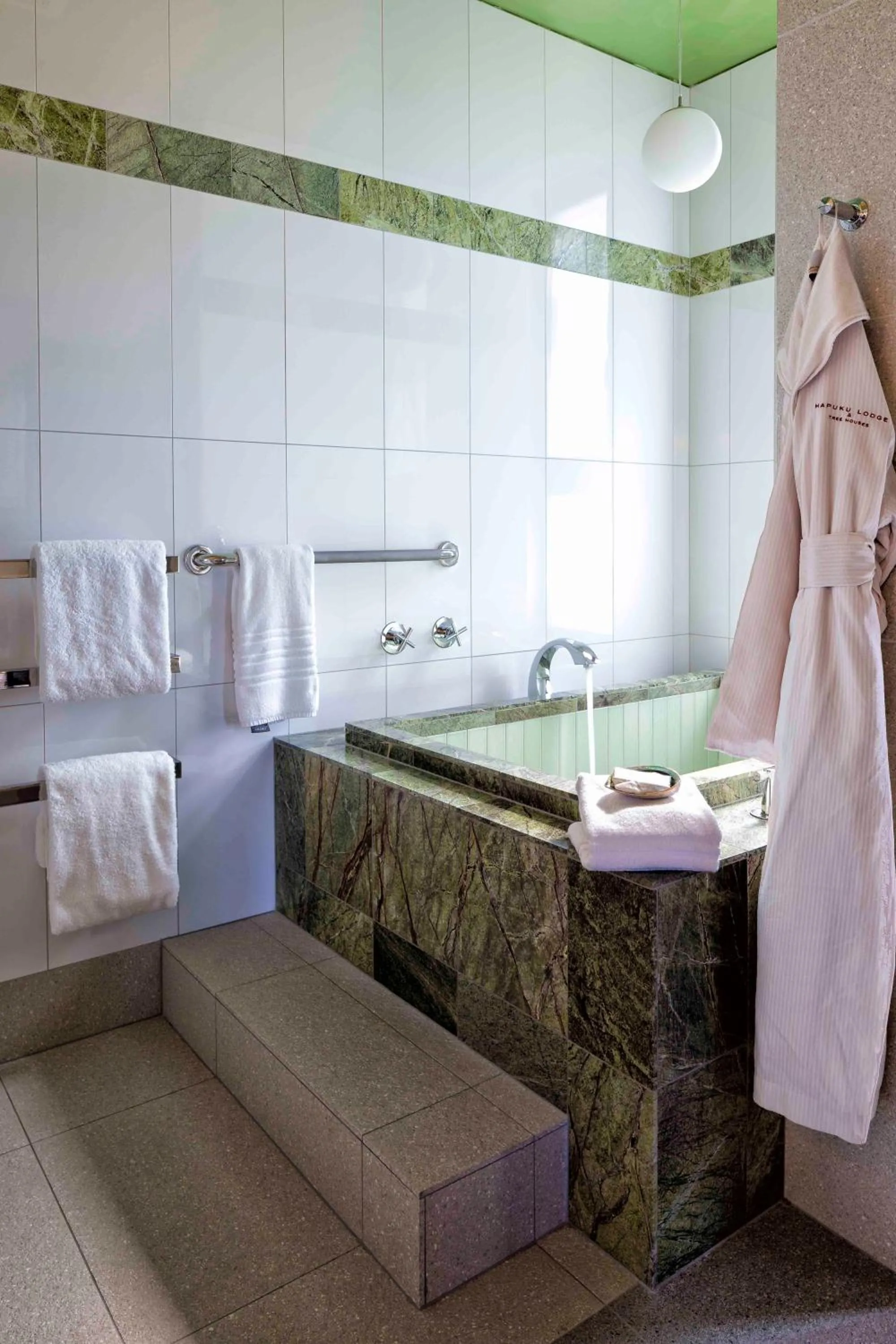 Bathroom, Bed in Hapuku Lodge & Tree Houses