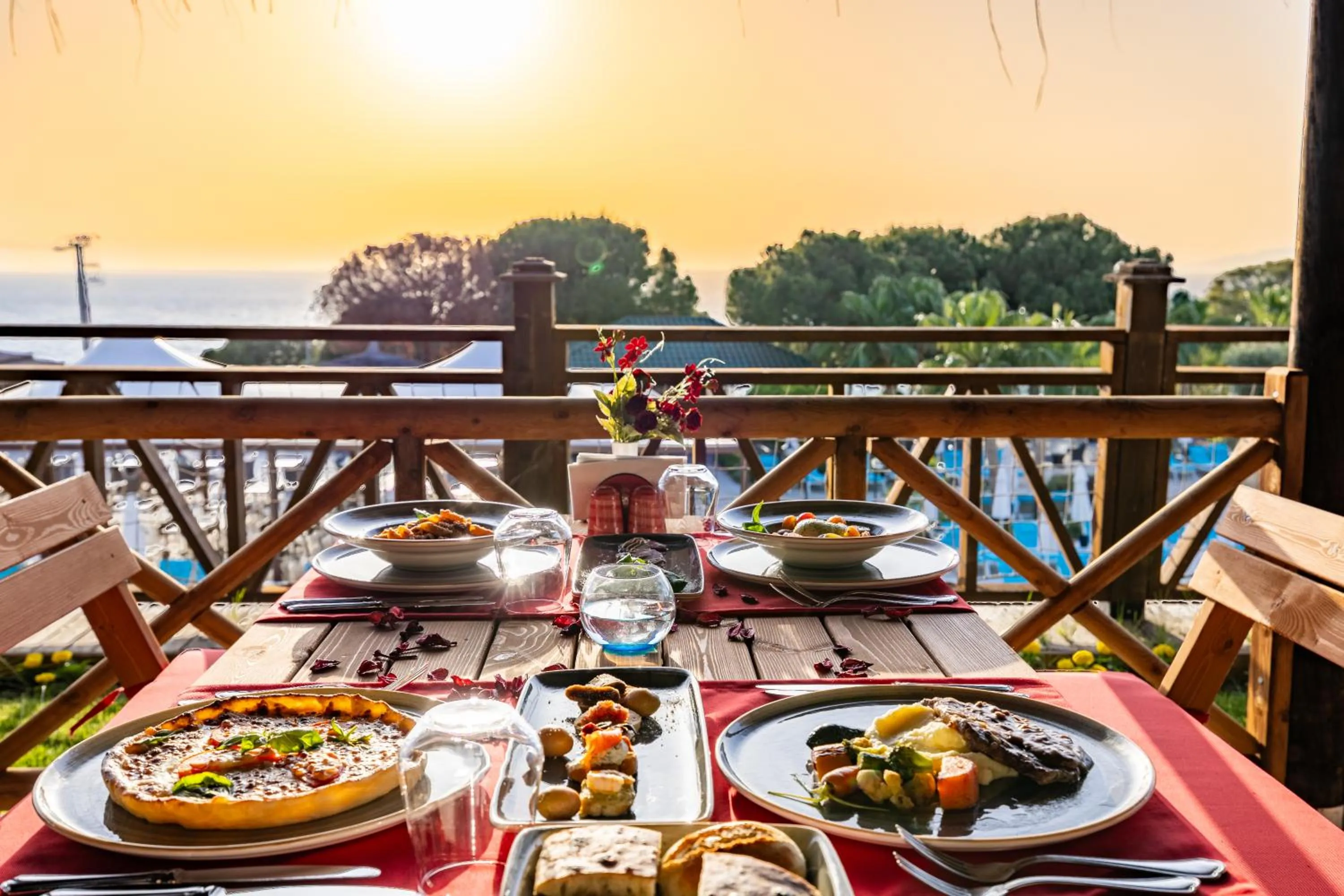 Restaurant/places to eat in Ramada Resort Kusadasi & Golf