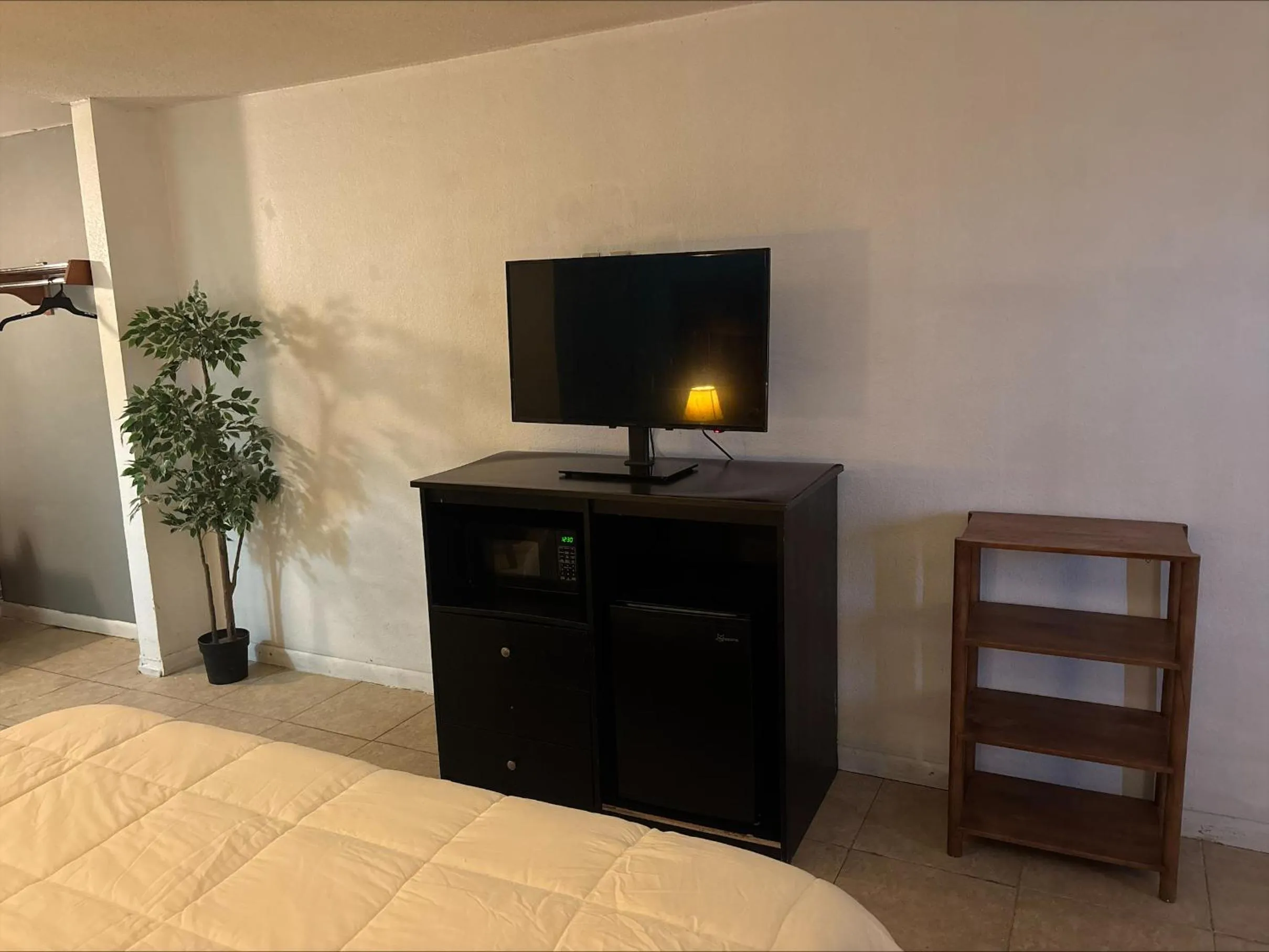 Bed in America's Best Value Inn