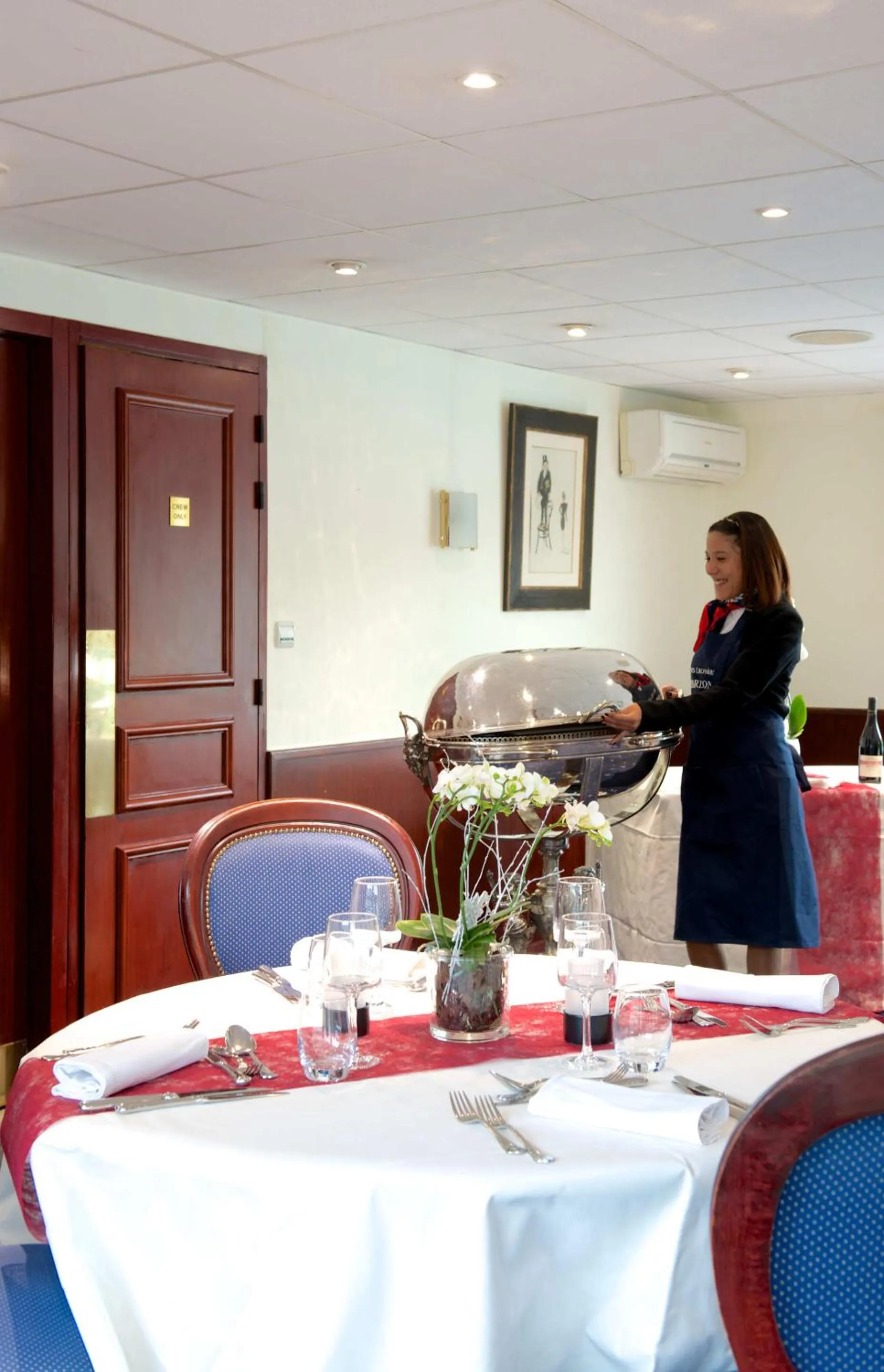 Dining area in Bateau Hotel à quai Le Chardonnay