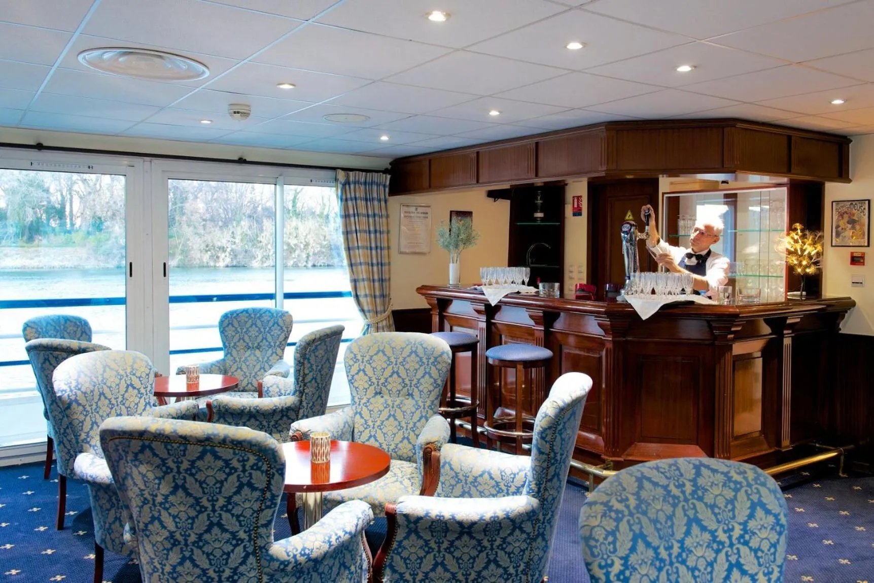 Dining area in Bateau Hotel à quai Le Chardonnay