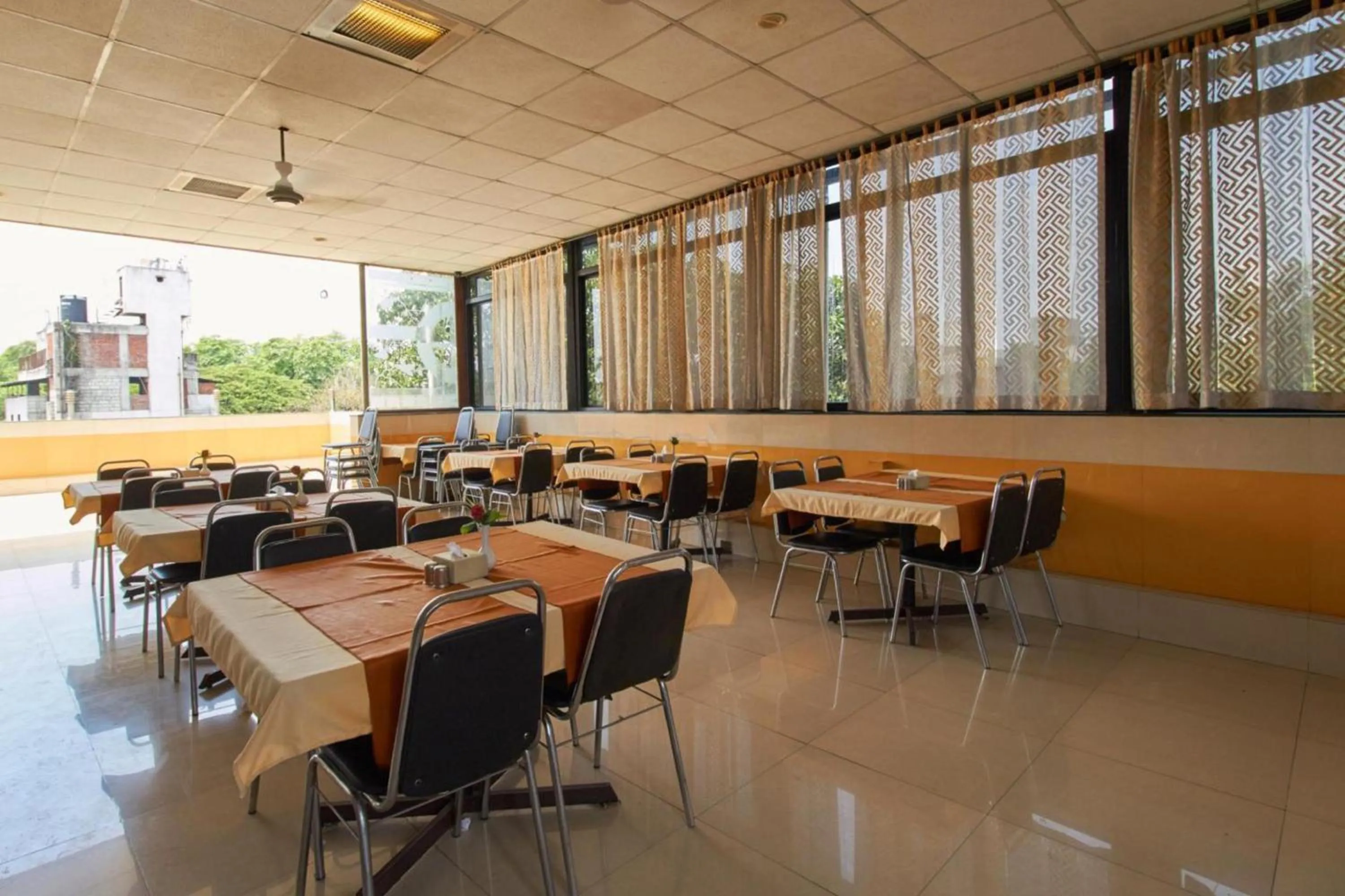 Restaurant/places to eat in Hotel Swan Inn