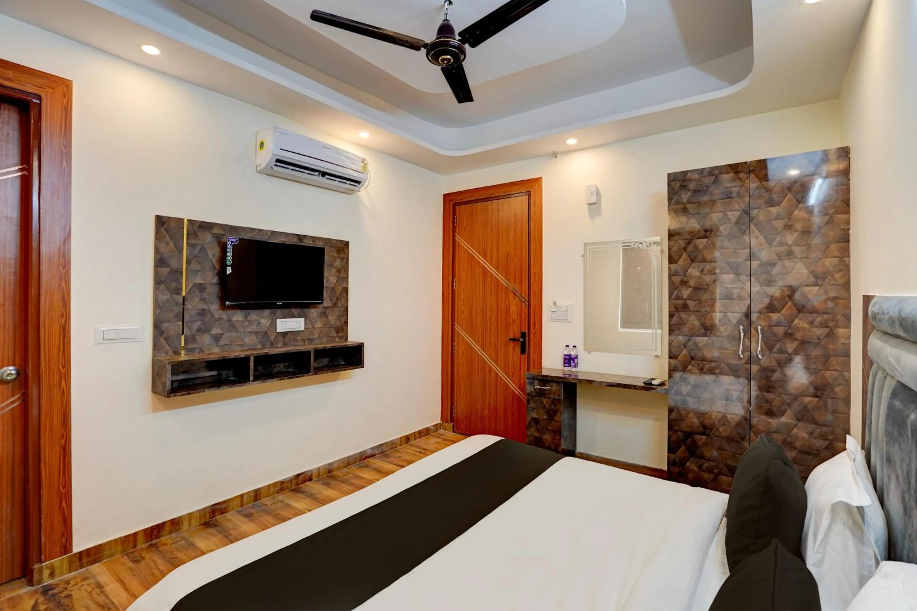 Bedroom, Bed in Hotel O Red Diamond Hotel