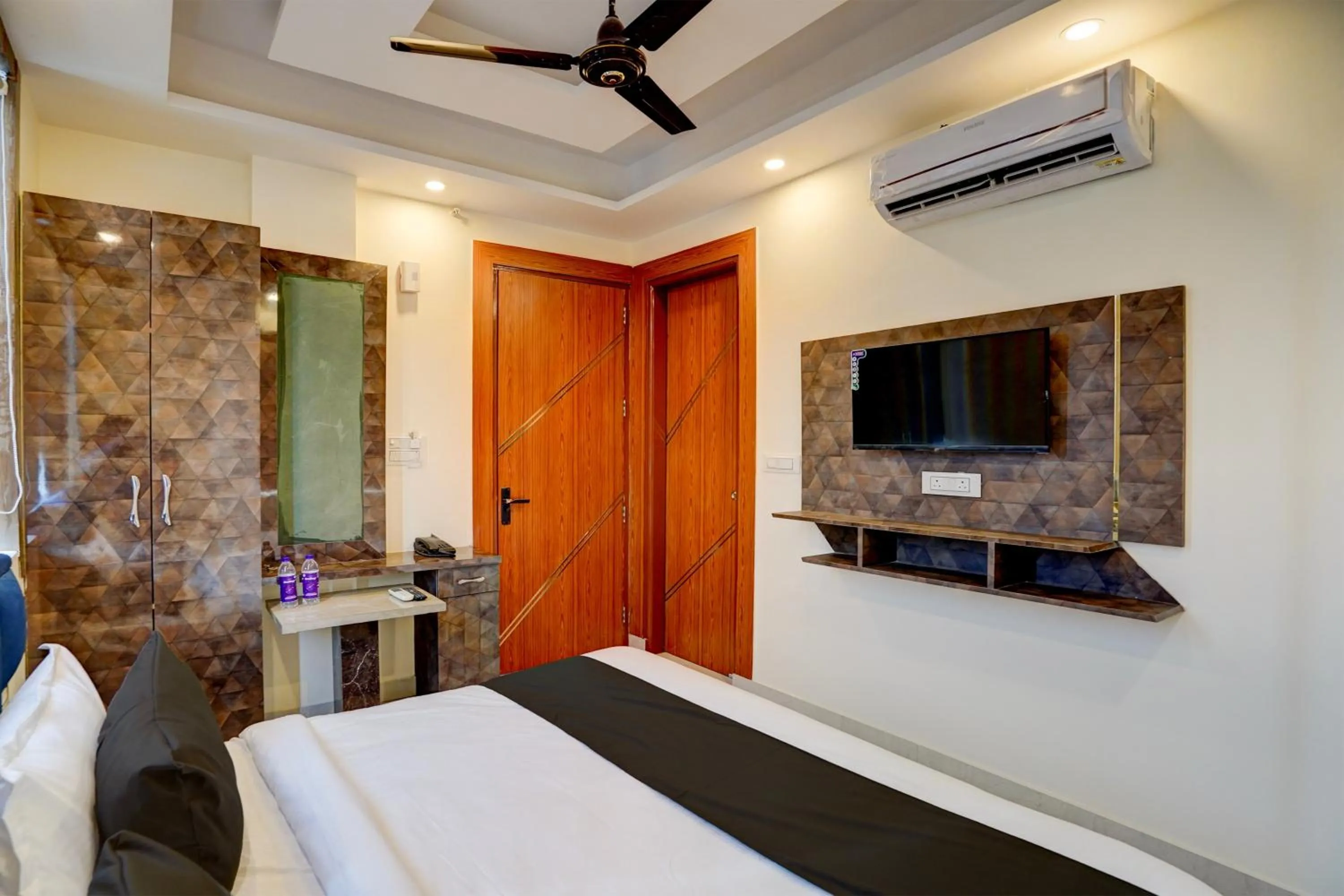 Bedroom, Bed in Hotel O Red Diamond Hotel