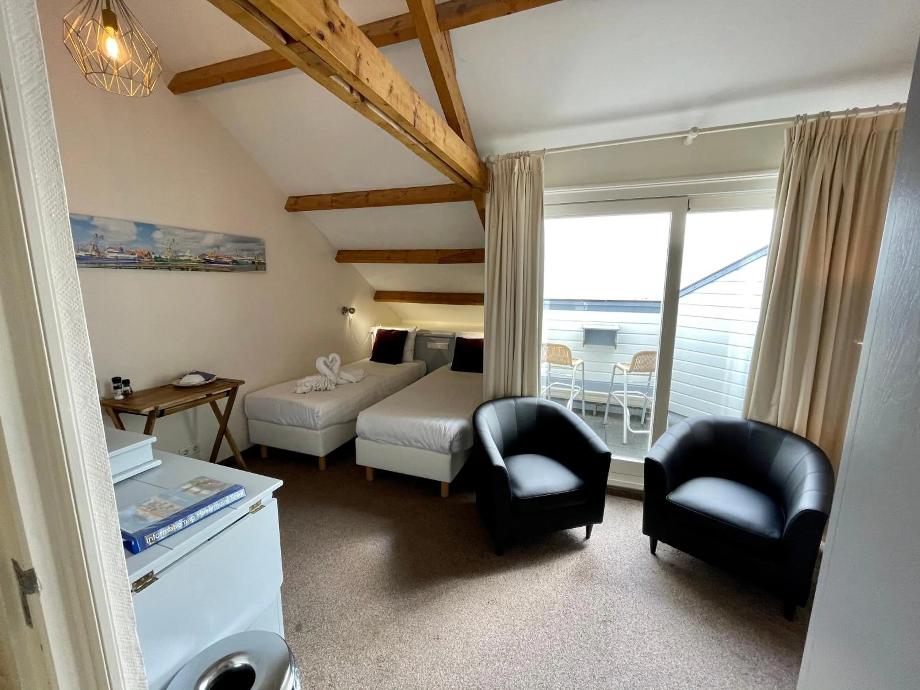 Seating area, Bed in Havenhotel At Sea Texel