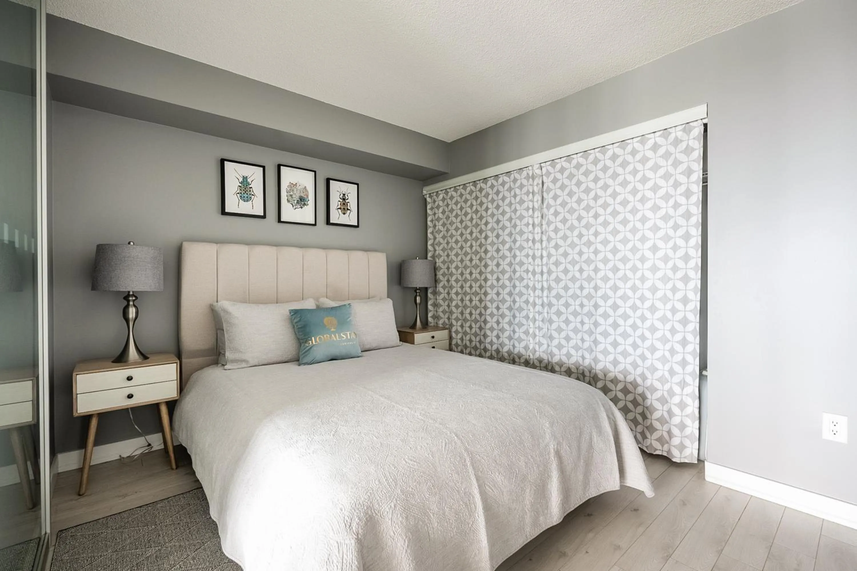 Bed in GLOBALSTAY Elegant Downtown Apartments