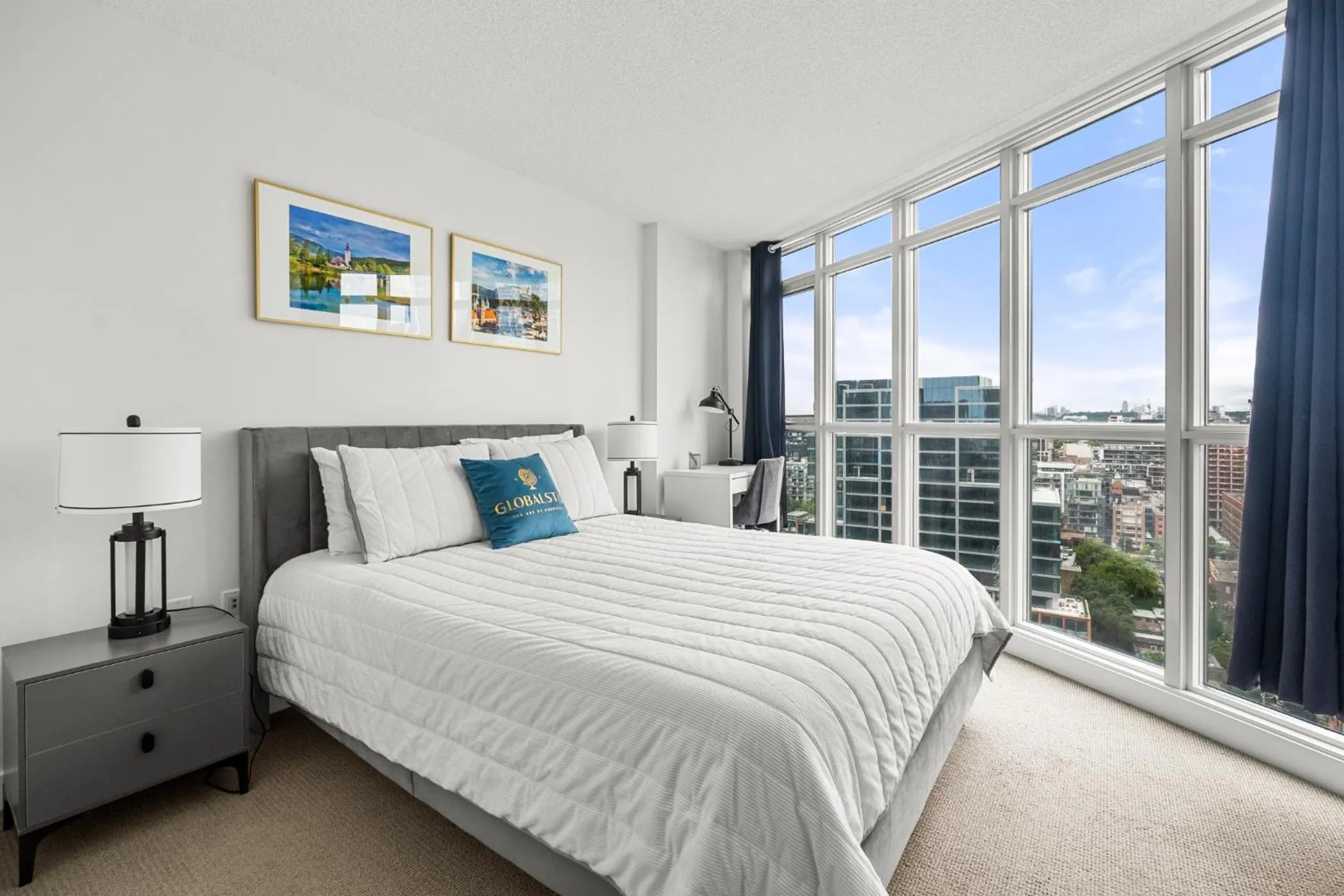 Bed in GLOBALSTAY Elegant Downtown Apartments