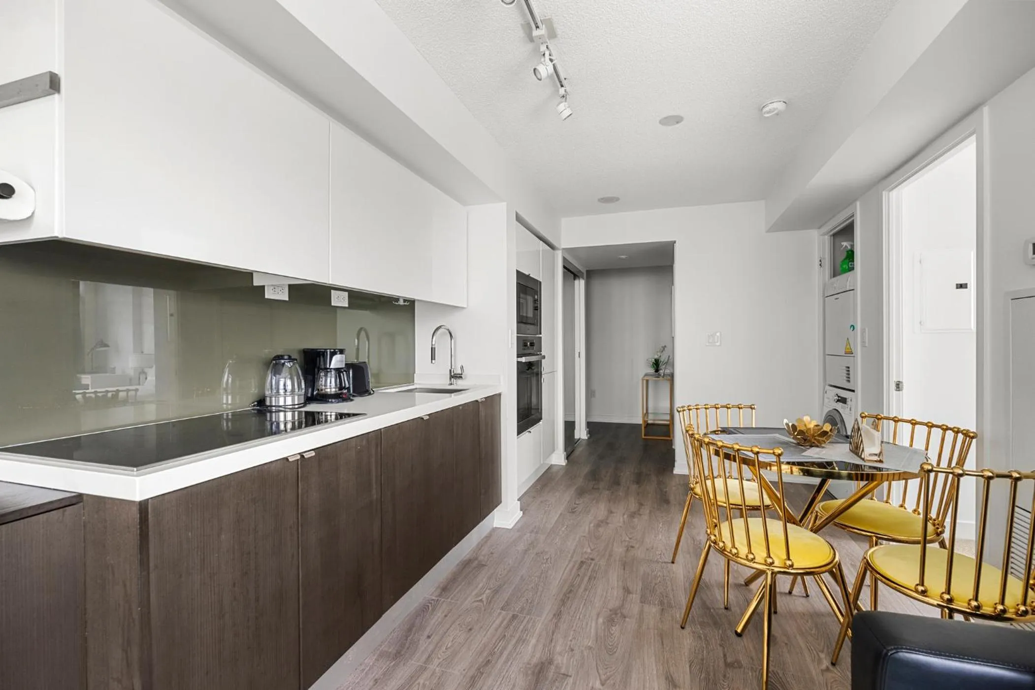 Kitchen or kitchenette in GLOBALSTAY Elegant Downtown Apartments