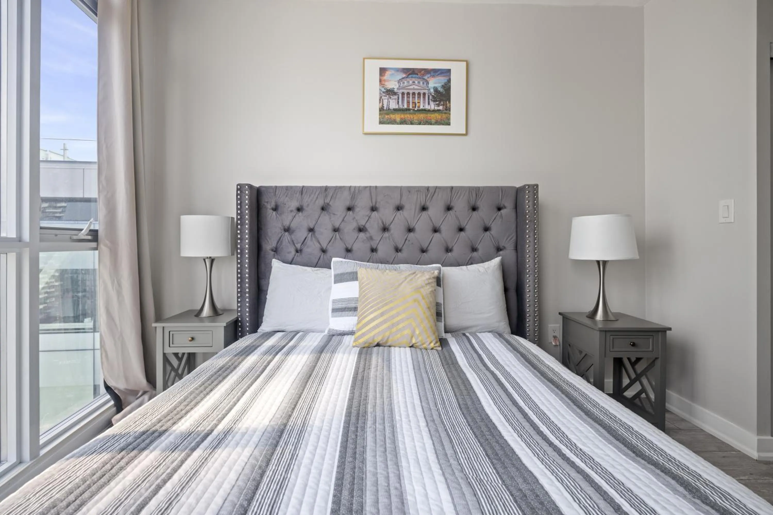 Bed in GLOBALSTAY Elegant Downtown Apartments