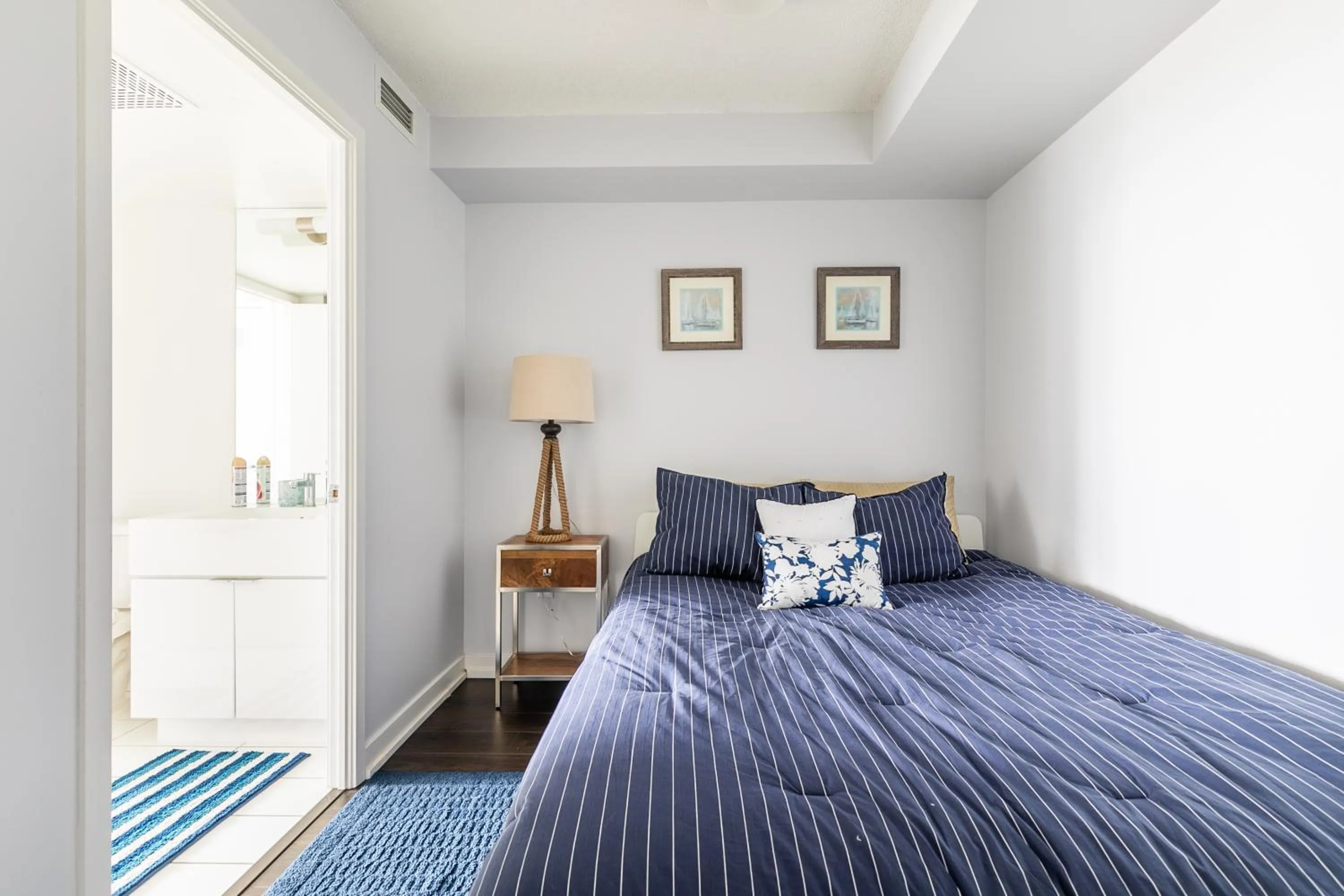 Bed in GLOBALSTAY Elegant Downtown Apartments