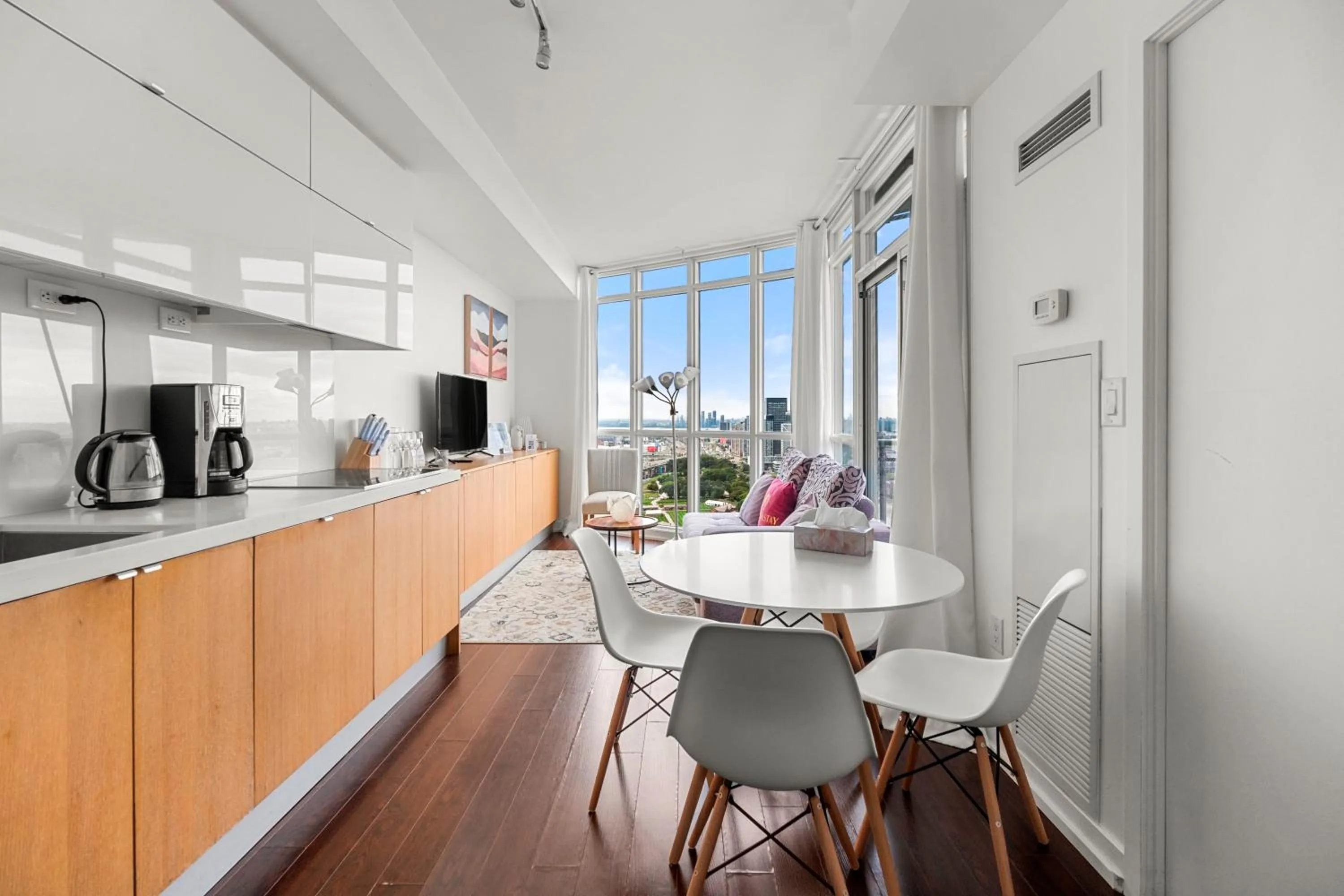 Kitchen or kitchenette in GLOBALSTAY Elegant Downtown Apartments